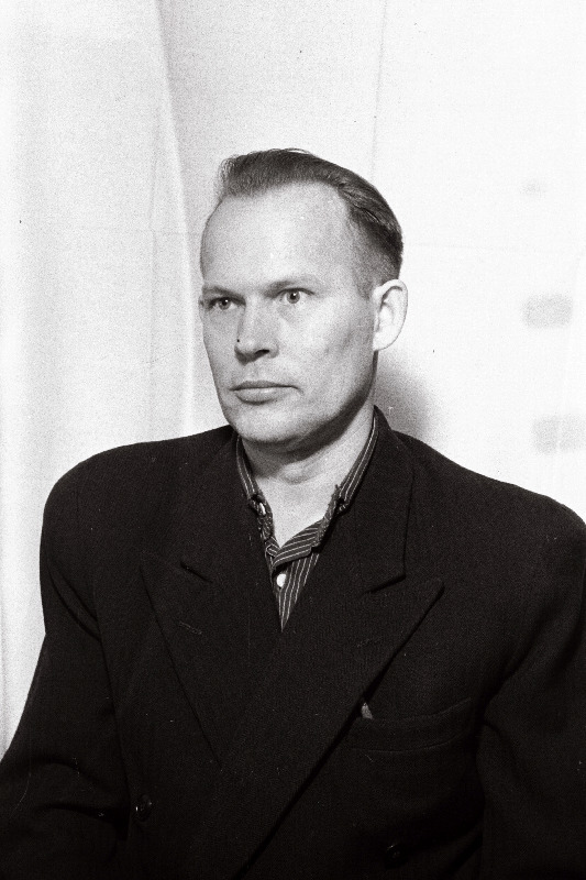 Tallinna Universaalkaupluse siidiosakonna müüja Leonhard Taavel.