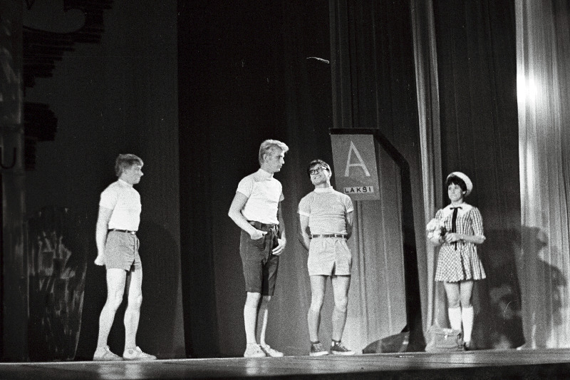 Stseen E. Raua näidendist “Lendavad taldrikud” Eesti NSV Riiklikus Noorsooteatris. Vasakult: Meelik - Sander Raus, Jürnas - Tõnu Mikiver, Kaur - Rudolf Allabert, Kärt - Karin Karm.