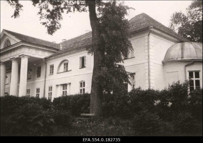 Mäo lastekodu endises Mäo mõisa härrastemajas.