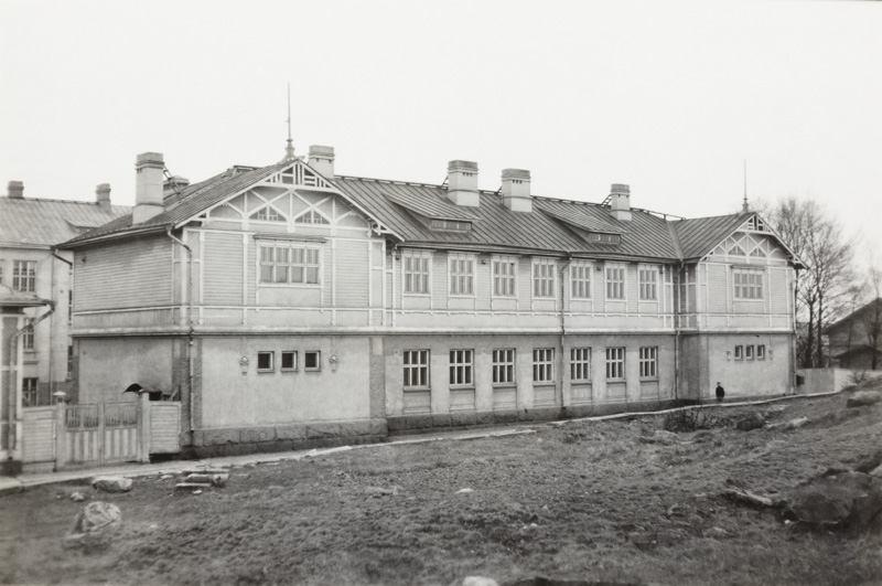 Topeliuksen kansakoulun pienempi puinen rakennus vuonna 1955.