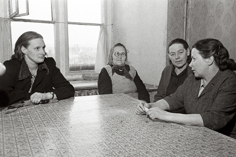 Eesti NSV Rahandusministeeriumi töötaja K. Nelling (paremalt esimene) vestleb valijatega nende kodus.