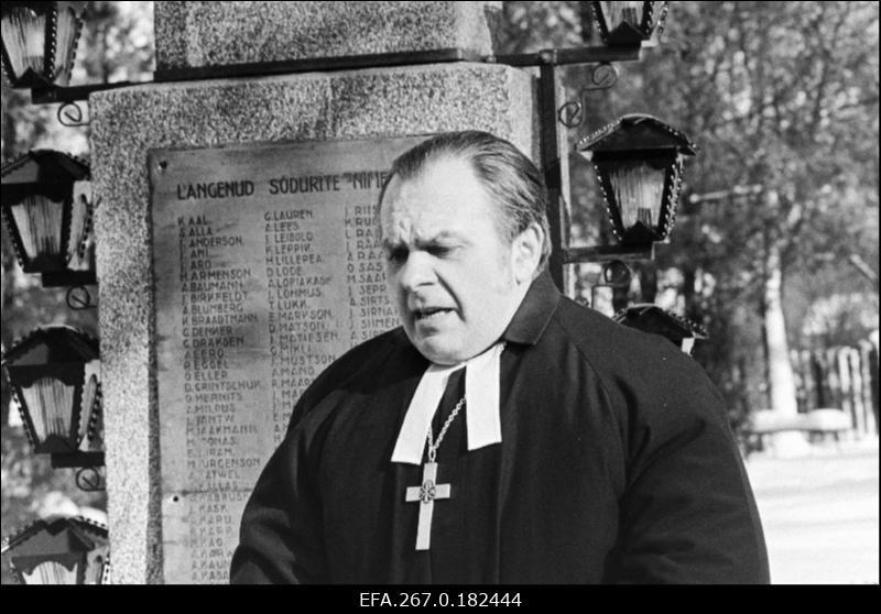 Valga Jaani kiriku pastor Peep Audova kõnelemas Eesti Vabariigi aastapäeval Priimetsa kalmistul vabadussõdalaste mälestusmärgi juures.