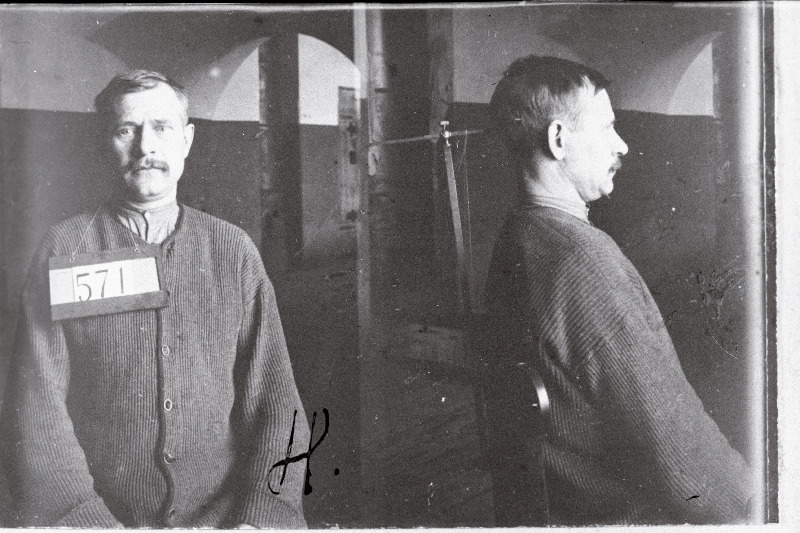 Illegaalse kommunistliku partei aktivist Filip Jossifi poeg Haak enne vangide vahetamise korras Venemaale väljasaatmist .