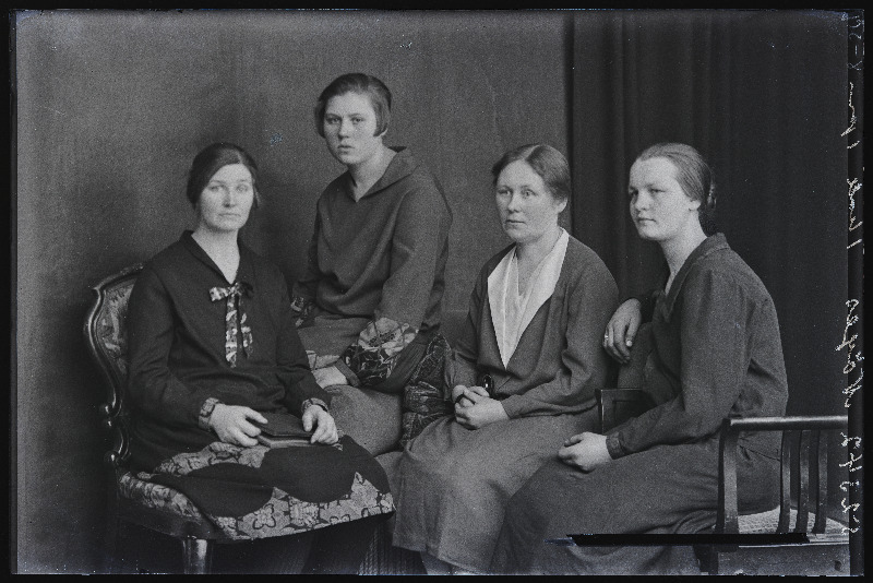 Grupp naisi, (foto tellija Nõges).