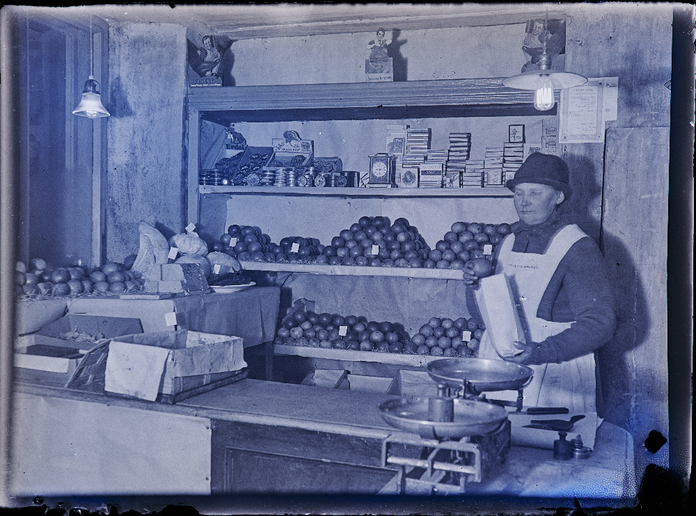 Adele Puuman (Puuraid) oma toidukaupluses Paldiski maantee 4.