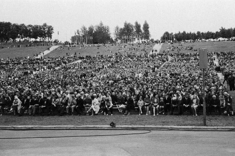 Eesti NSV 30. aastapäevale pühendatud piduliku kontserdi publik Tallinna Lauluväljakul.