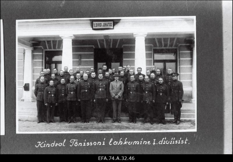 Erruminev 1. Diviisi ülem kindralmajor Aleksander Tõnisson (esireas erariietes) 1. Diviisi ohvitseride keskel diviisi staabihoone ees.