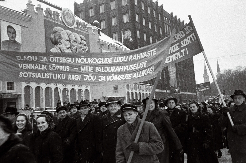 Töötajate demonstratsioon Tallinnas Suure Sotsialistliku Oktoobrirevolutsiooni 38. aastapäeval.