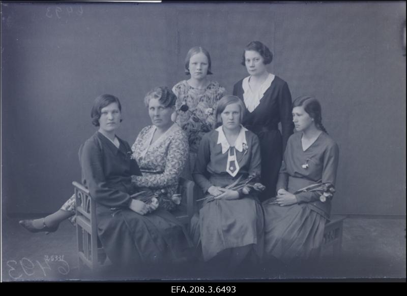 Grupp Paide Algkooli täiendusklassi lõpetajaid.