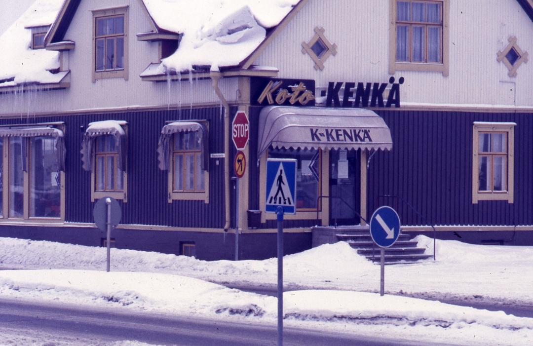 Näkymä Nurmijärveltä vuonna 1988. Klaukkalan Koto-Kenkä (K-kenkä). 1988.
Kuva: Markku Tuomisto / Nurmijärven Sanomat Oy.
nm_vk_11013