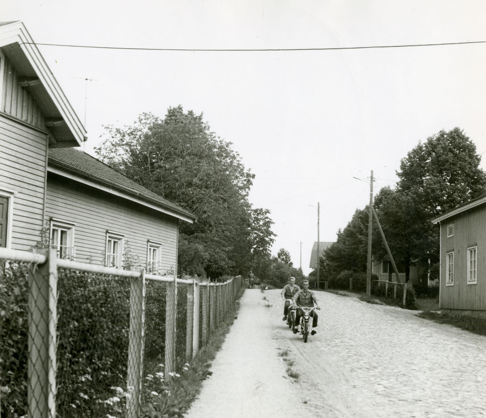 Vasemmalla 1860-luvulla rakennettu Pitkä kasarmi ja oikealla näkyy 1940-luvun jälleenrakennustalon kulmaa Maantiellä kuvattuna 1970-luvulla. Kuva: Riihimäen kaupunginmuseo