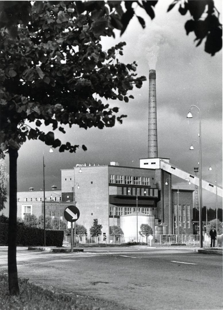 Riihimäen voimala kuvattuna Paloheimonkadulta vuonna 1969. Kuva: Riihimäen kaupunginmuseo