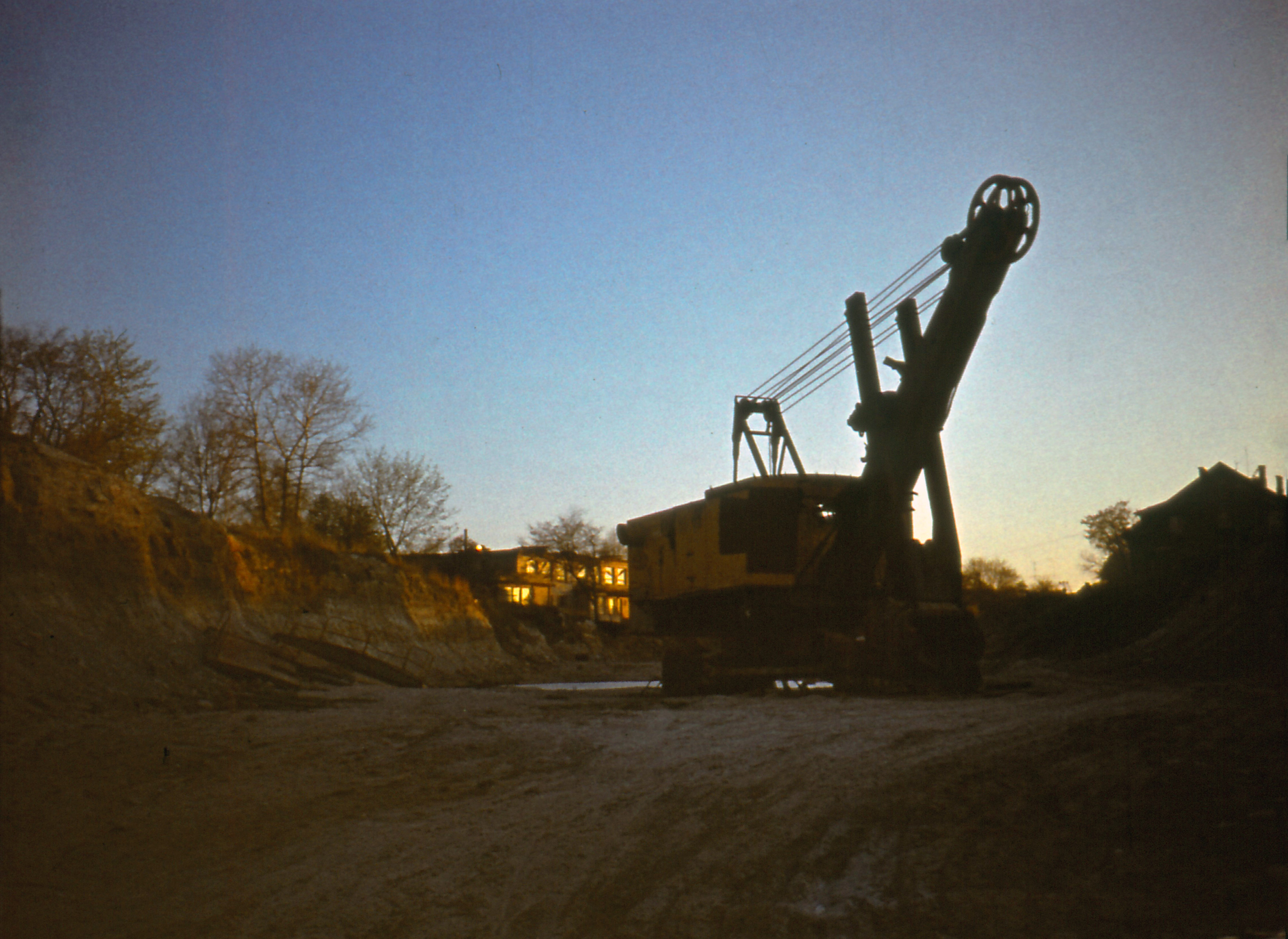 Laagna tee ehituse lagunenud ekskavaator. Pildistatud 1989 - 1990 aasta vahemikus. Ekskavaator lagunes täielikult ja viidi hiljem juppidena minema.