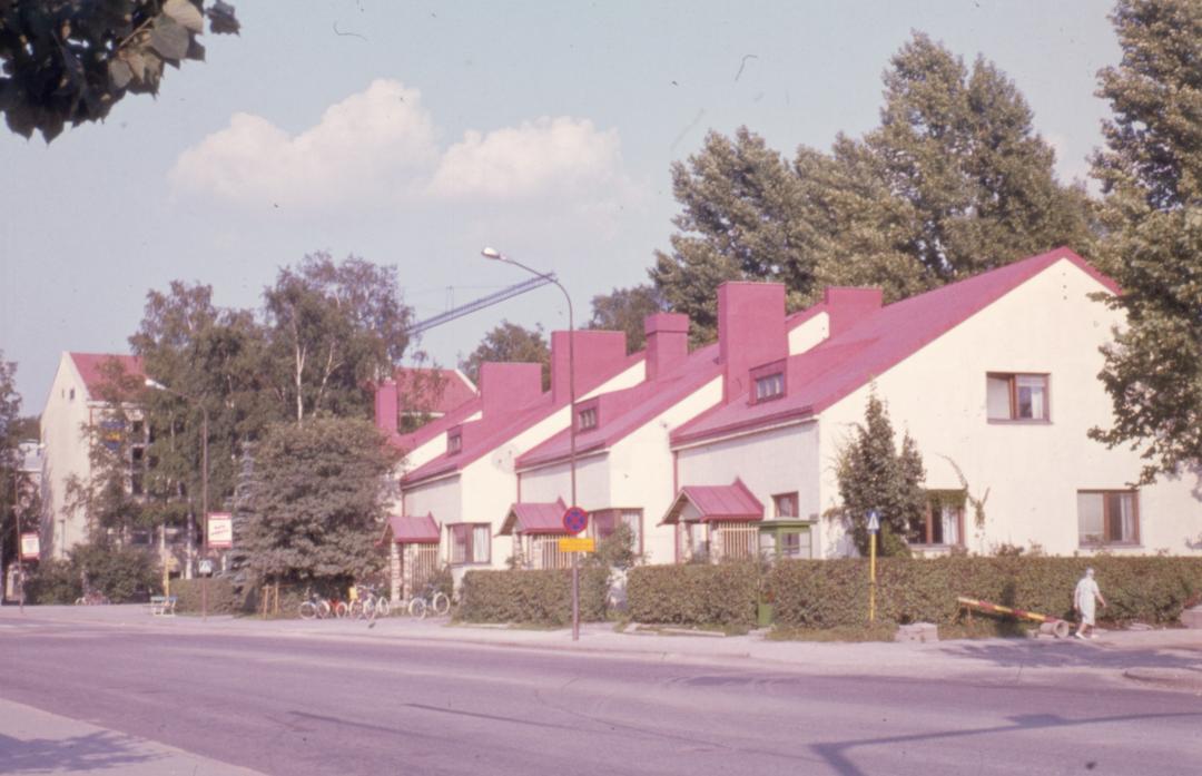 Alkujaan Keravan kauppalan virkailijoiden talo (ns. haitaritalo), jossa kuvaushetkellä toimi mm. Keravan terveyskeskuksen toimitilat ja kaupunginlääkärin vastaanottotilat (vuosina 1972-1978). Taustalla näkyy Keravan vanha kaupungintalo (kauppalantalo).
https://muistaja.finna.fi/keravan_museopalvelut/Record/kerava_mui.mui-21157