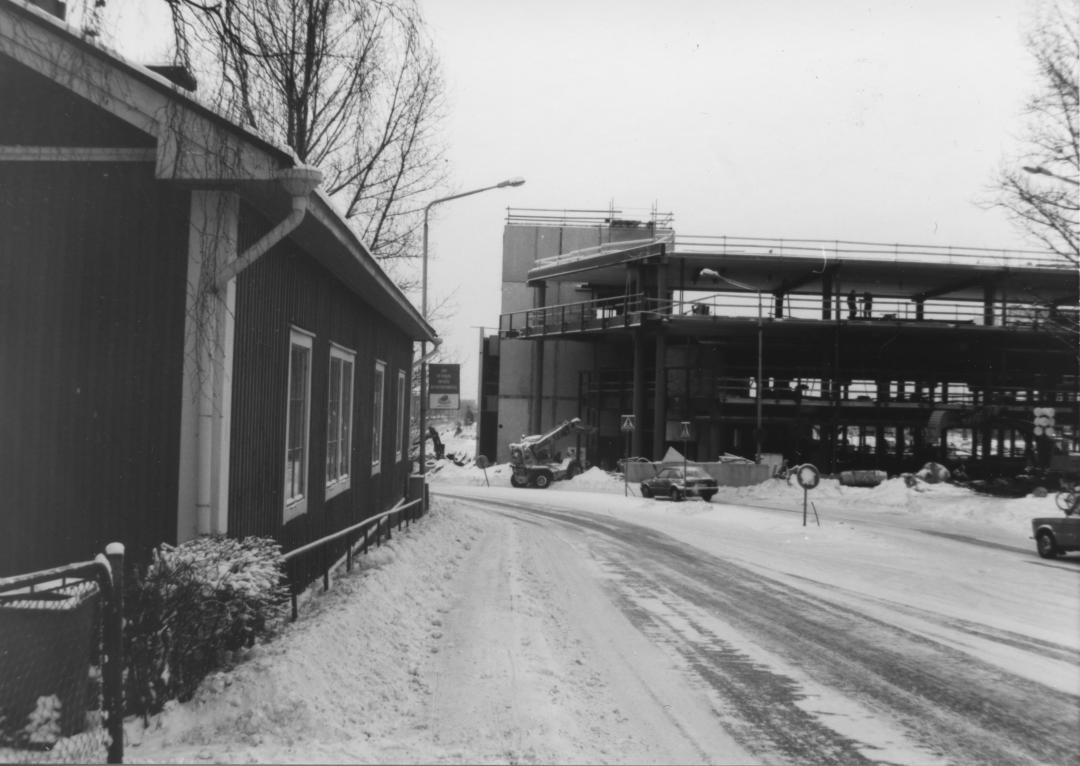 EKA -konsernin Maxi -tavarataloa rakennetaan Kauppakaaren itäpäätyyn joulukuussa 1989. Etualalla Asemantie, vasemmalla vuonna 1922 valmistunut ratamestarin asuintalo.
https://muistaja.finna.fi/keravan_museopalvelut/Record/kerava_mui.mui-10776