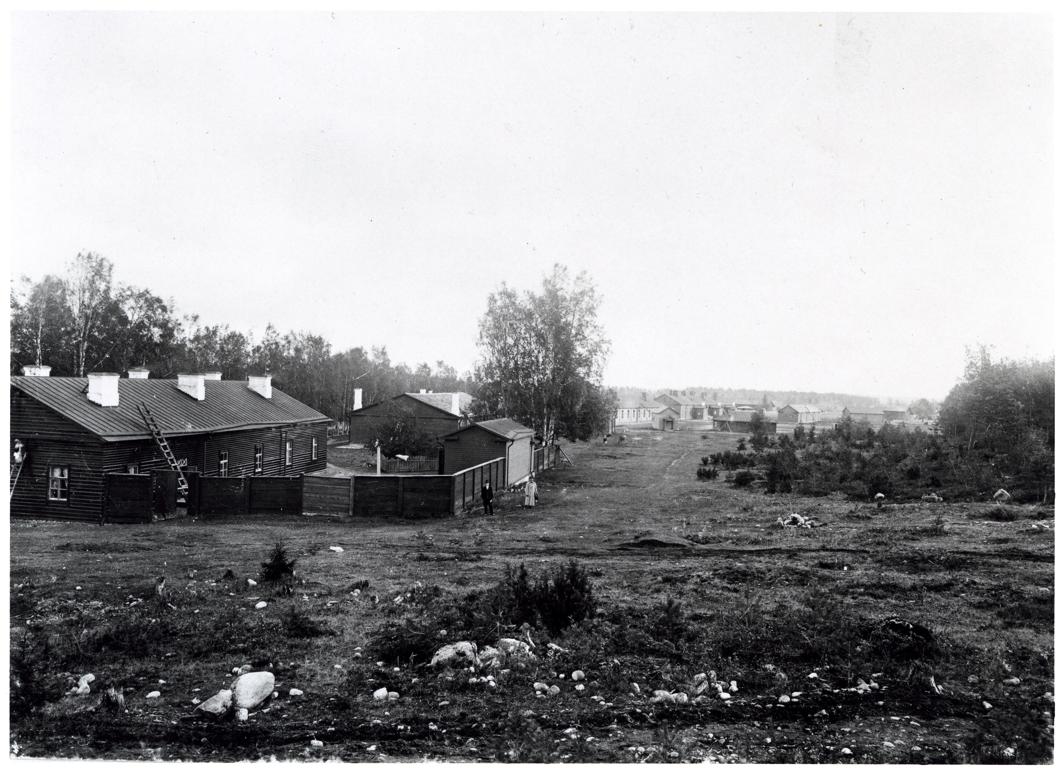 Näkymä Hyrylän ortodoksikirkon työmaalta kohti varuskuntaa vuonna 1899. Aukean päässä näkyy vaaleana Rakennus 10, vuonna 1862 rakennettu miehistökasarmi, joka on nykyisin Järvenpääntien varrella.