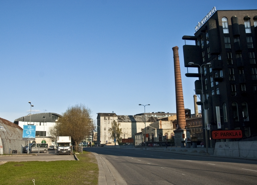 Rotermanni kvartal, elevaator ja katlamaja, vaade Rotermanni soolalao terrassilt kagusse. rephoto