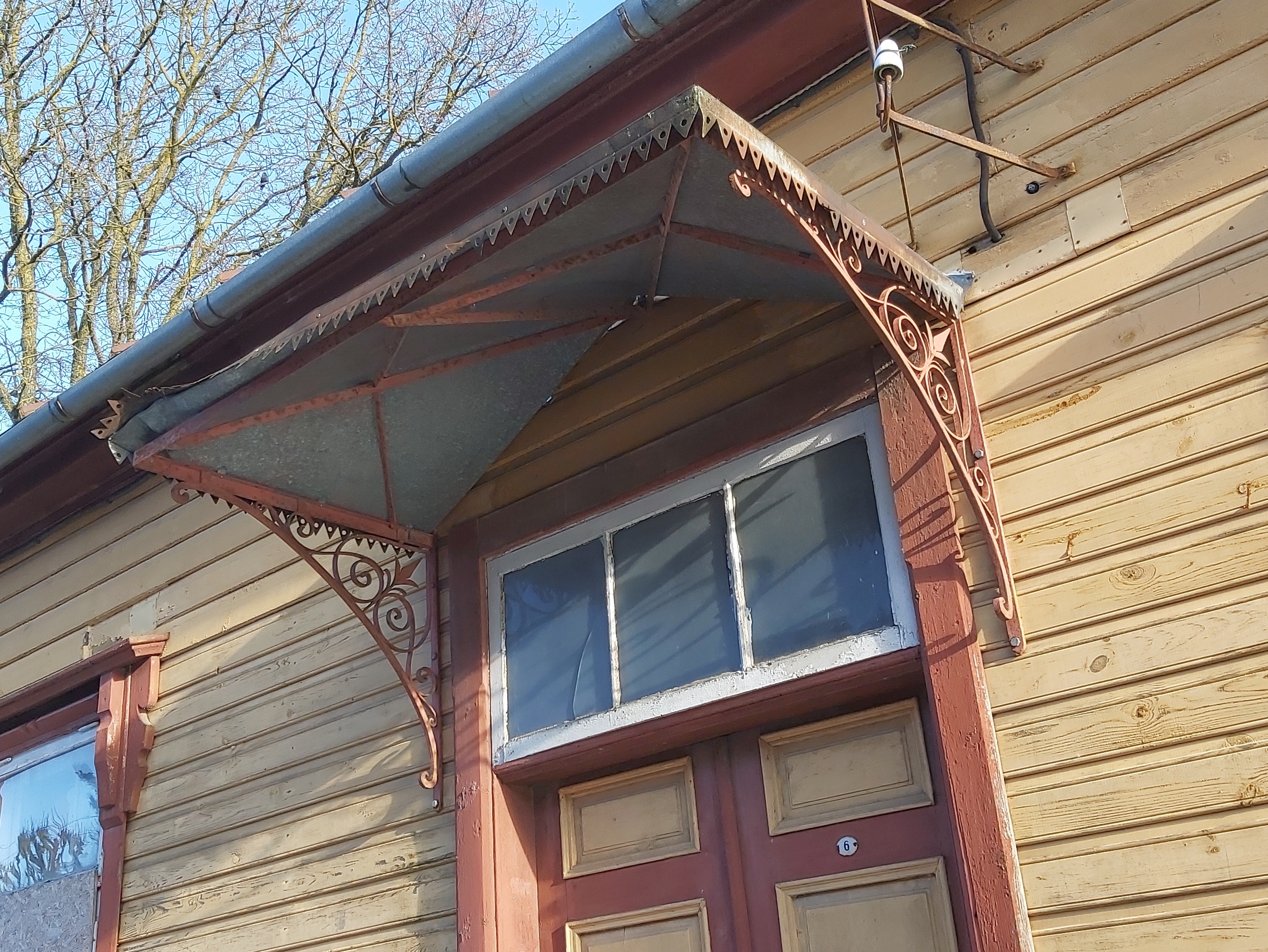 Kuressaare sepised: varikatuse konsoolid Suur-Sadama 12 rephoto