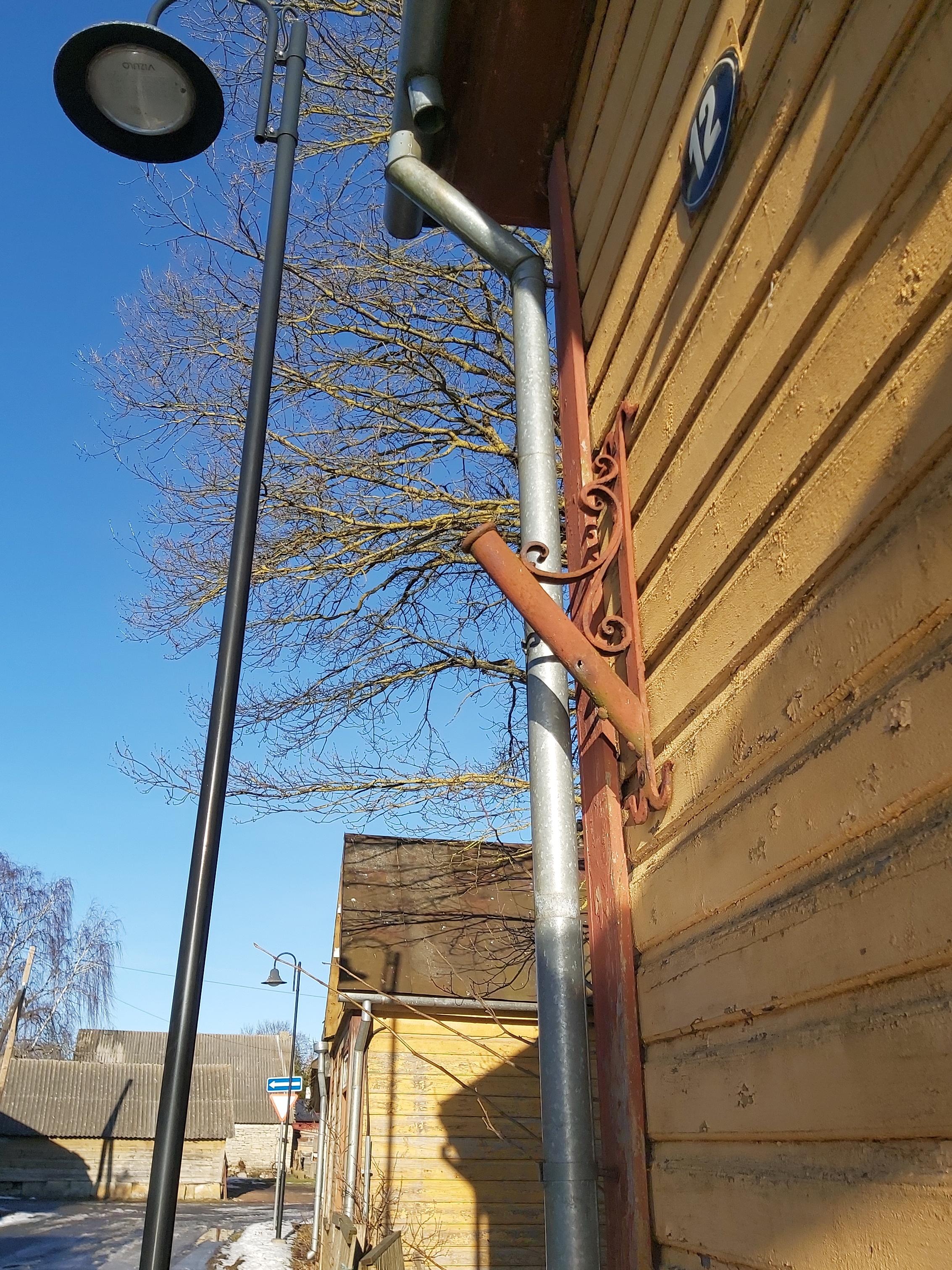 Kuressaare sepised: lipuvarda hoidik Suur-Sadama 13 rephoto