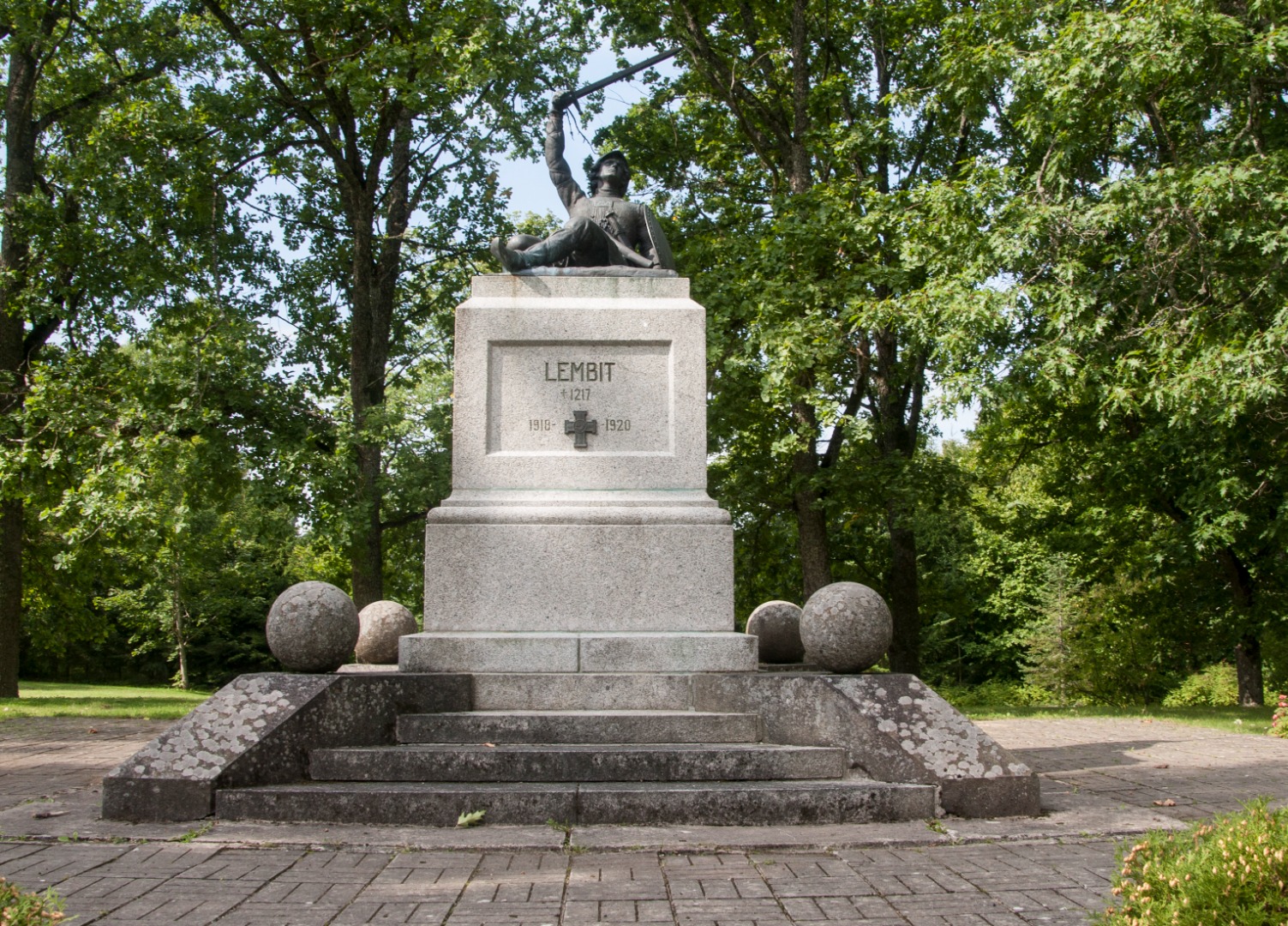 Suure-Jaani Lõhavere linnamägi ja monument. rephoto