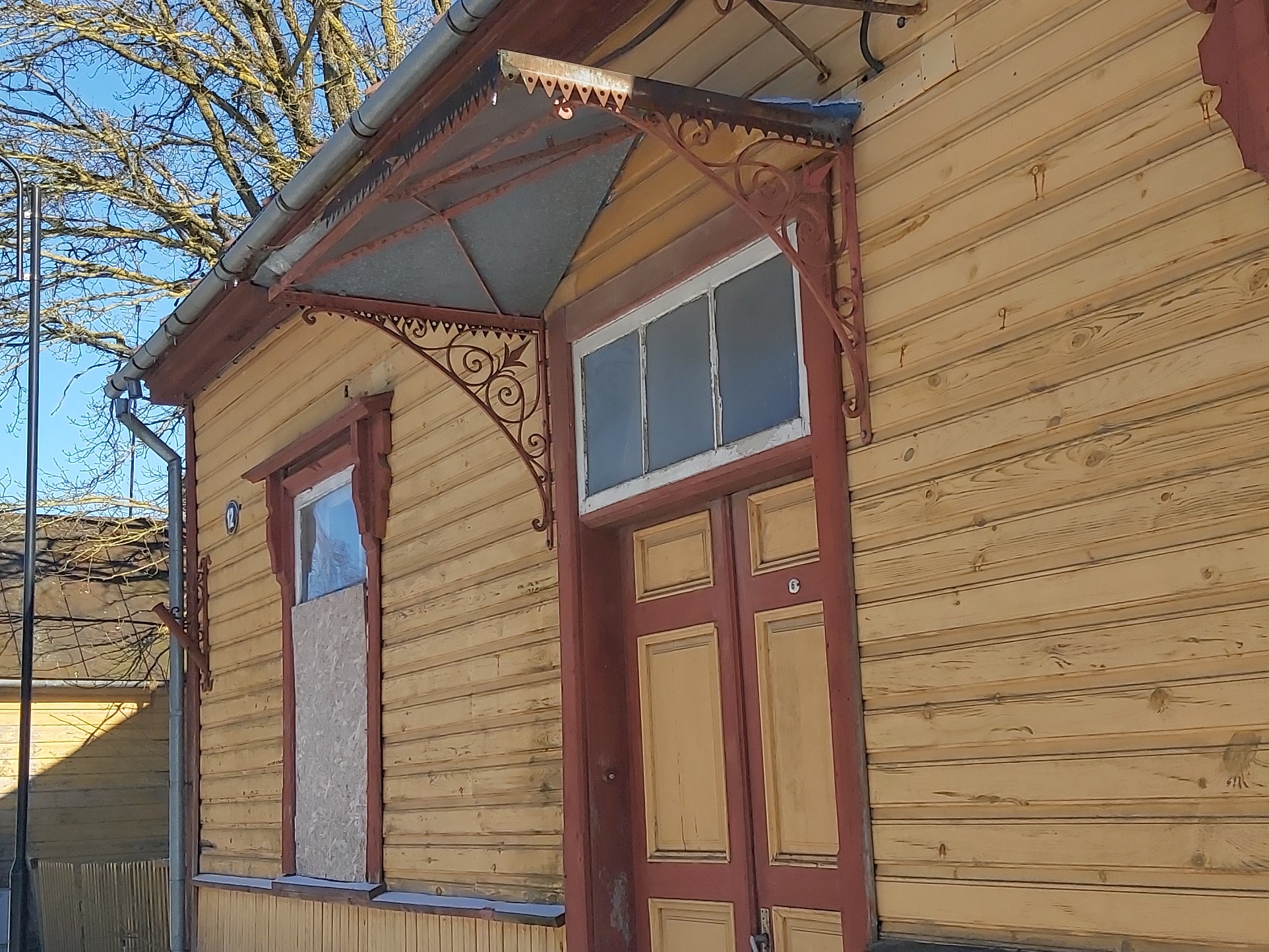 Kuressaare sepised: varikatuse konsoolid Suur-Sadama 12 rephoto