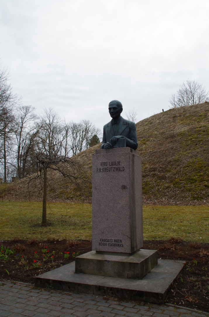 F. R. Kreutzwaldi mälestussammas Rakvere Vallimäe servas. rephoto