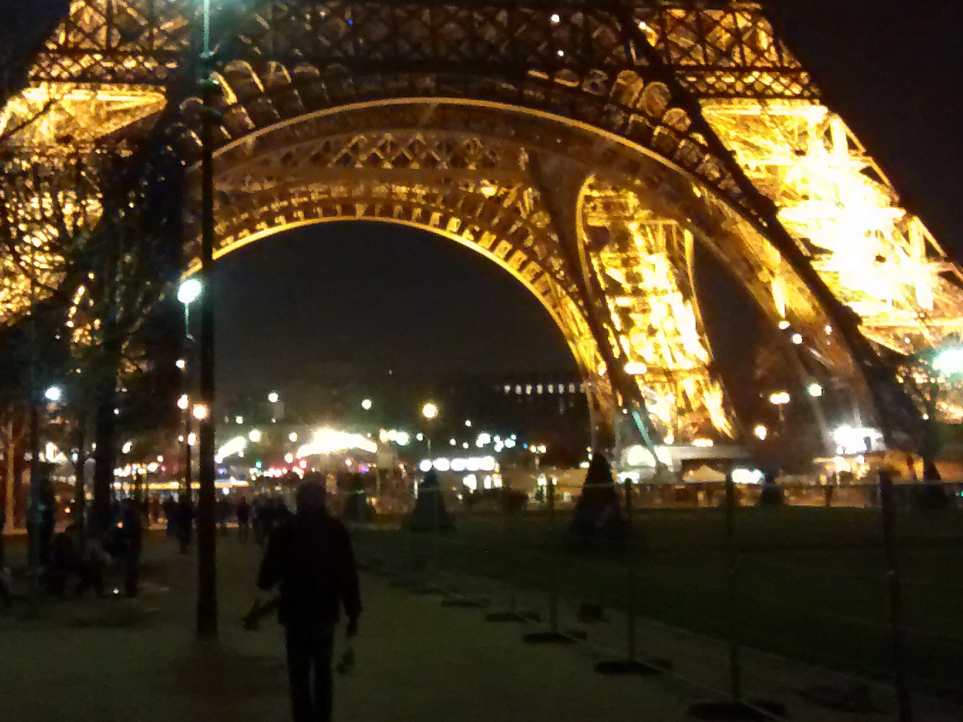 Mootorlaeva "Kalev" reisidest välismaale: meeskond Pariisis Eifeli torni juures rephoto