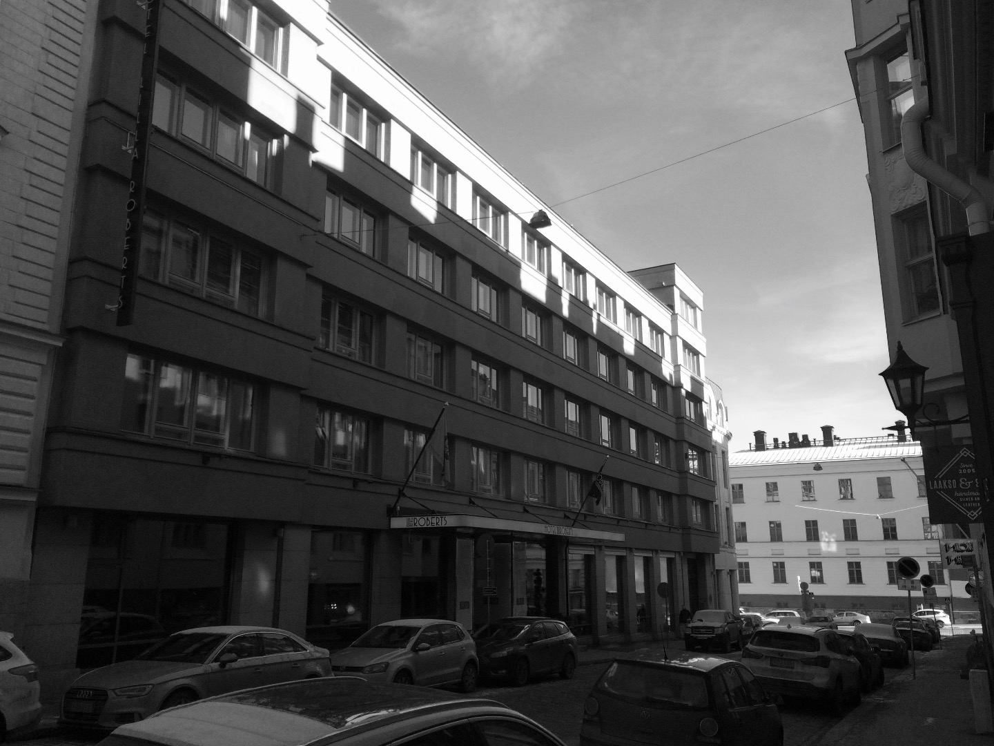 Pieni Roobertinkatu 1, 3.  Taustalla Kaartinkasarmi, Kasarmikatu 17 (1864, Lohrmann) Kaartin kasarmin kantahenkilökunnan tiloja. rephoto