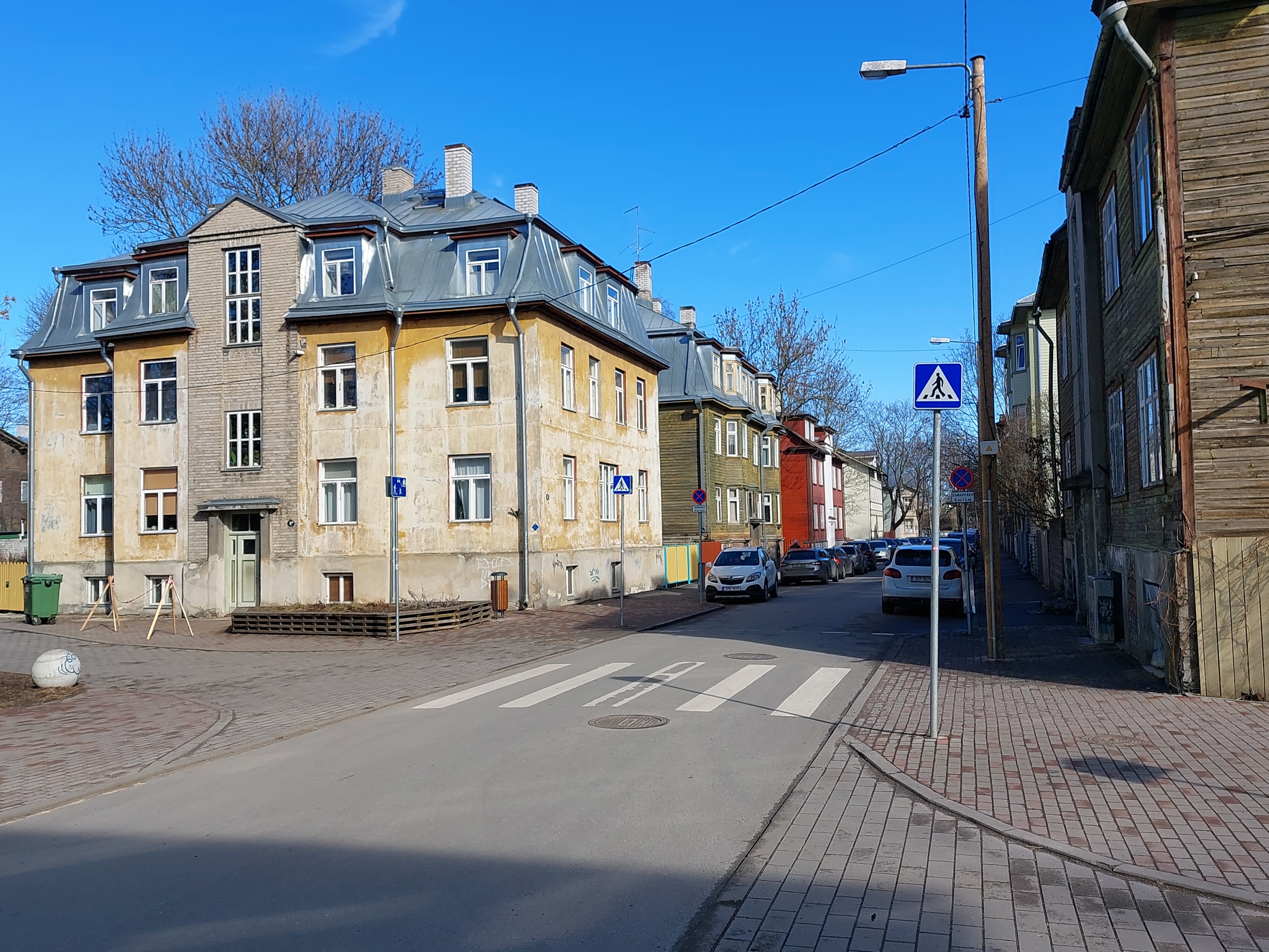 Elamud Valgevase tänaval, vaade piki tänavat rephoto