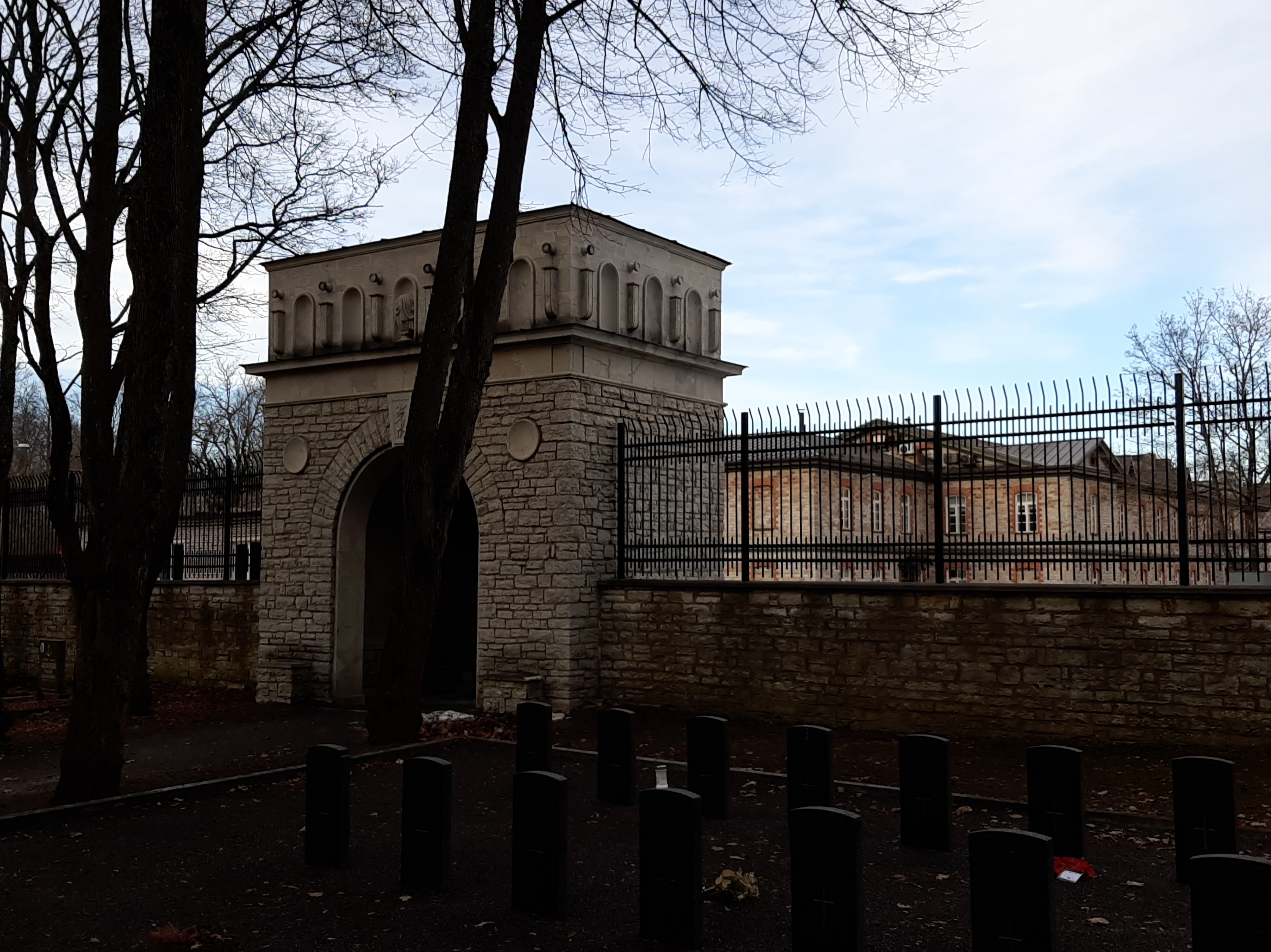 Sõjaväekalmistu väravehitis-monument, 2 vaadet. Arhitekt Edgar Kuusik rephoto