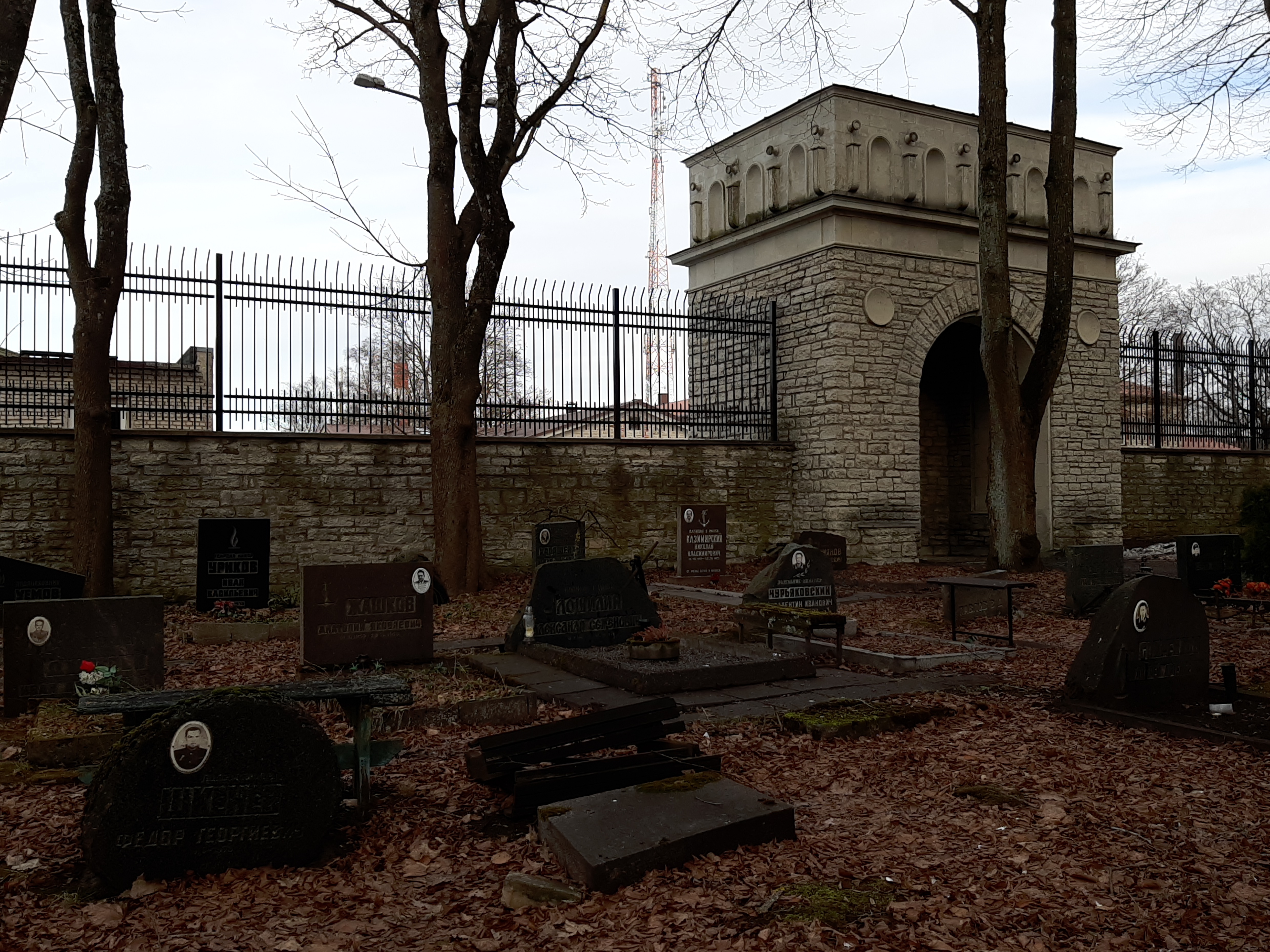 Sõjaväekalmistu väravehitis-monument, 2 vaadet. Arhitekt Edgar Kuusik rephoto