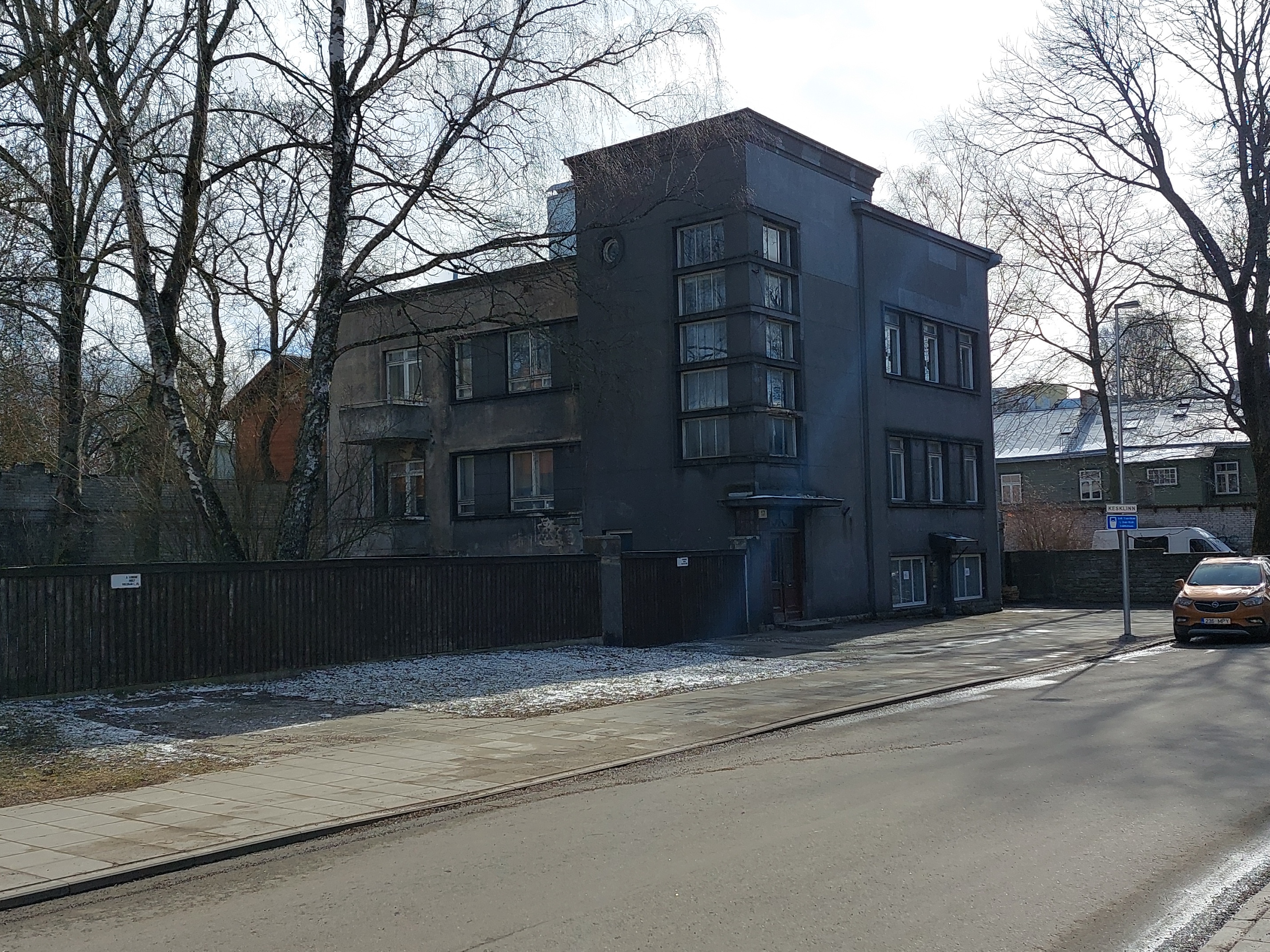 Hans Teetlaus at the 17th house of Koidu tn in Tallinn rephoto