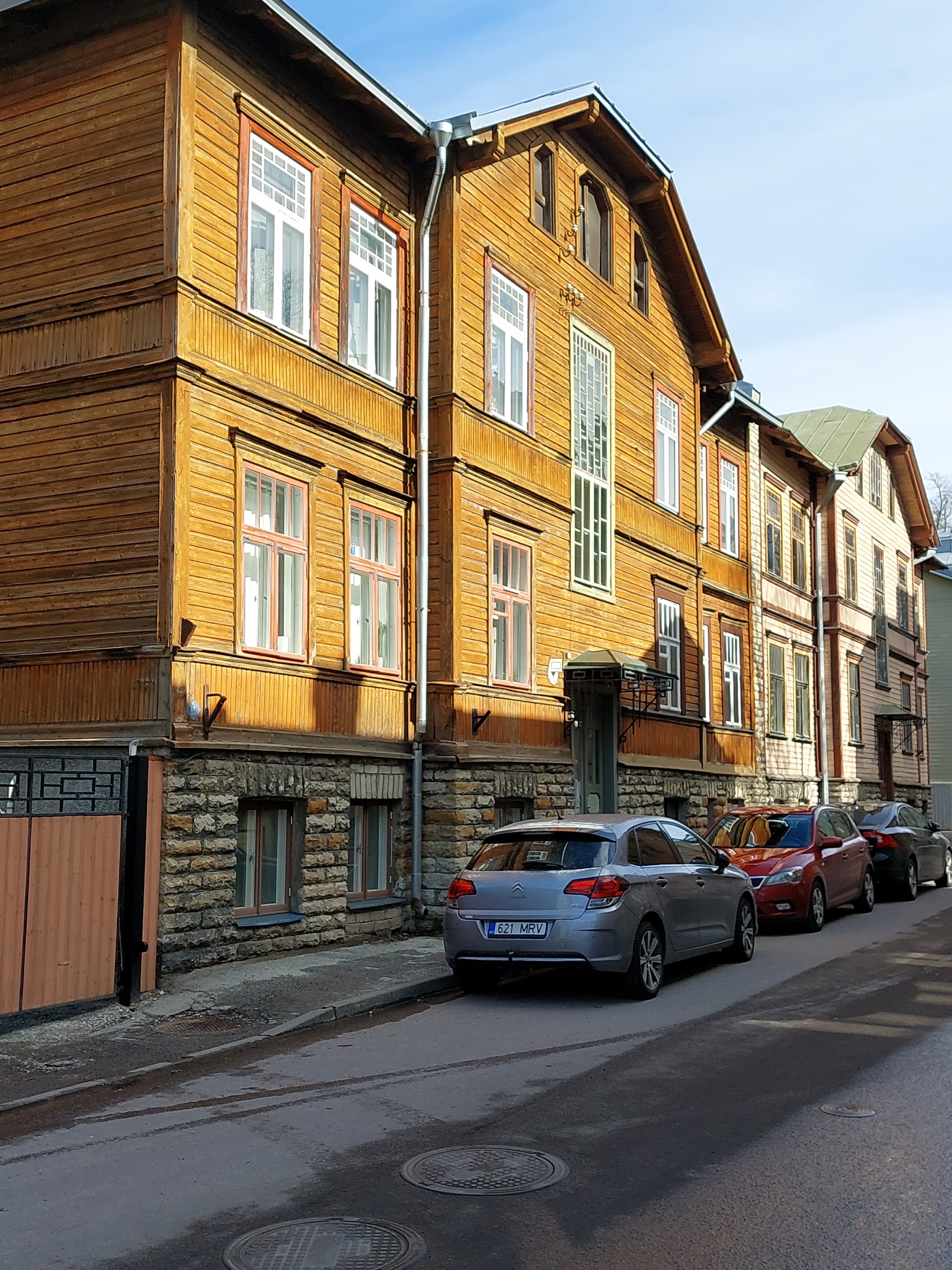 Korterelamu Tallinnas Wismari tn, hoone vaade piki tänavat. Arhitekt Anton Uesson rephoto