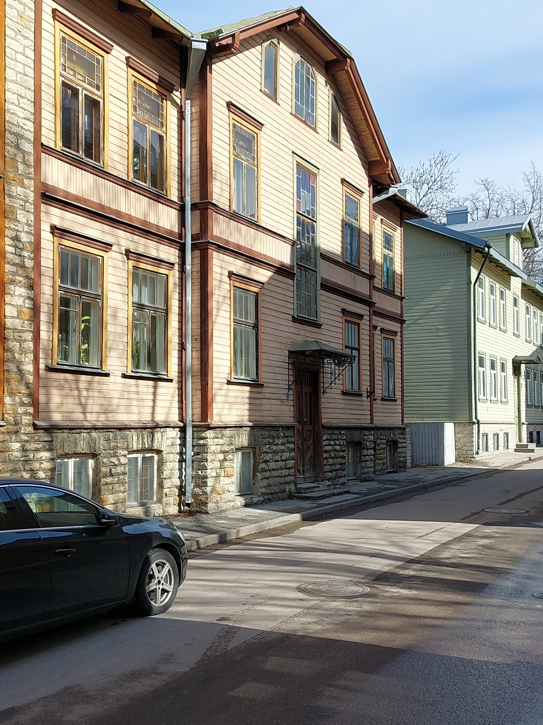 Korterelamu Tallinnas Wismari tn, hoone vaade piki tänavat. Arhitekt Anton Uesson rephoto