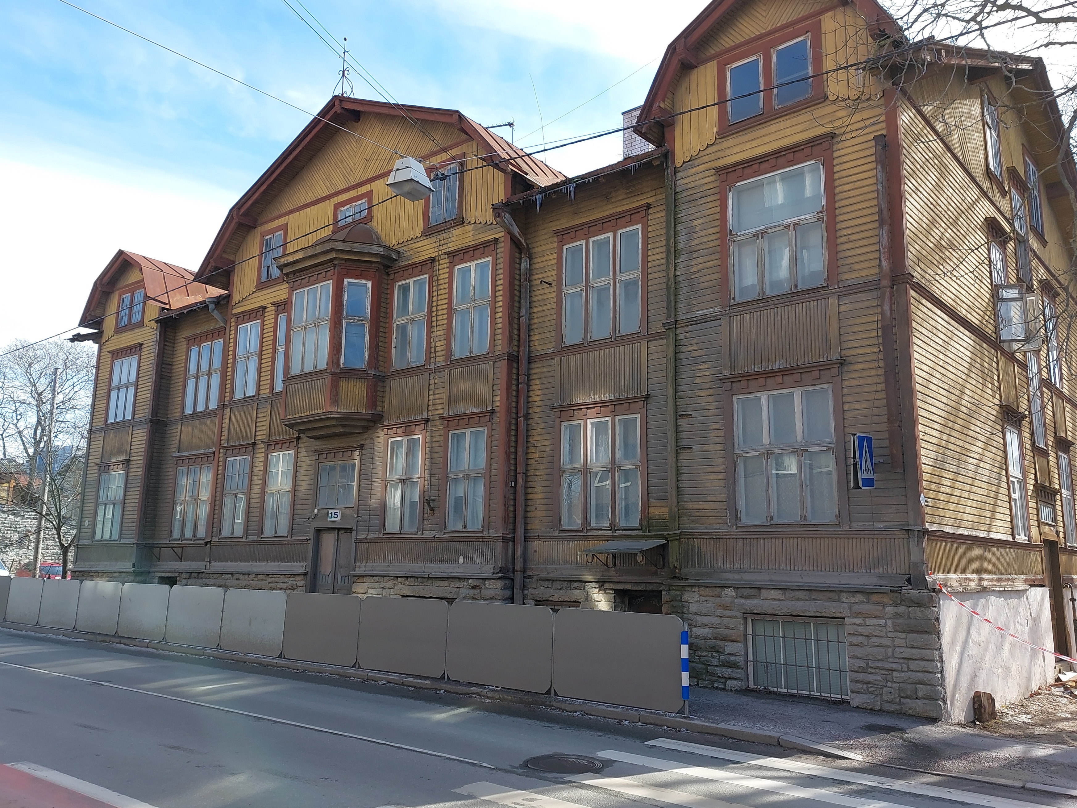 Korterelamu Tallinnas Luise tn, hoone vaade piki tänavat. Arhitekt Anton Uesson rephoto