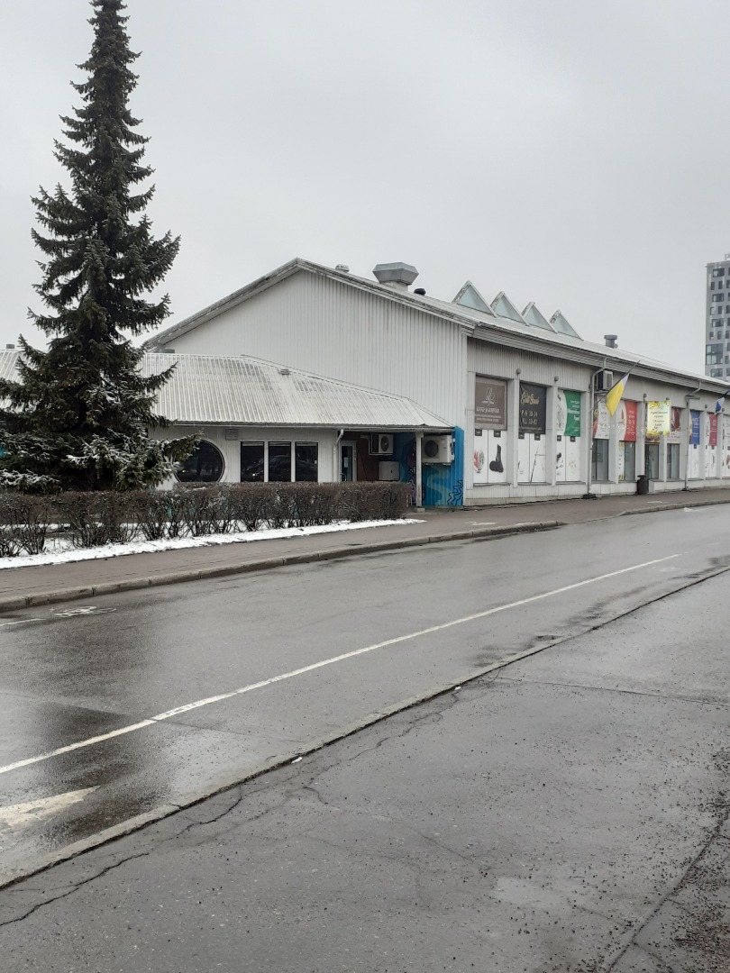 Turuhall avaturul. Tartu, 1998. Foto Aldo Luud. rephoto