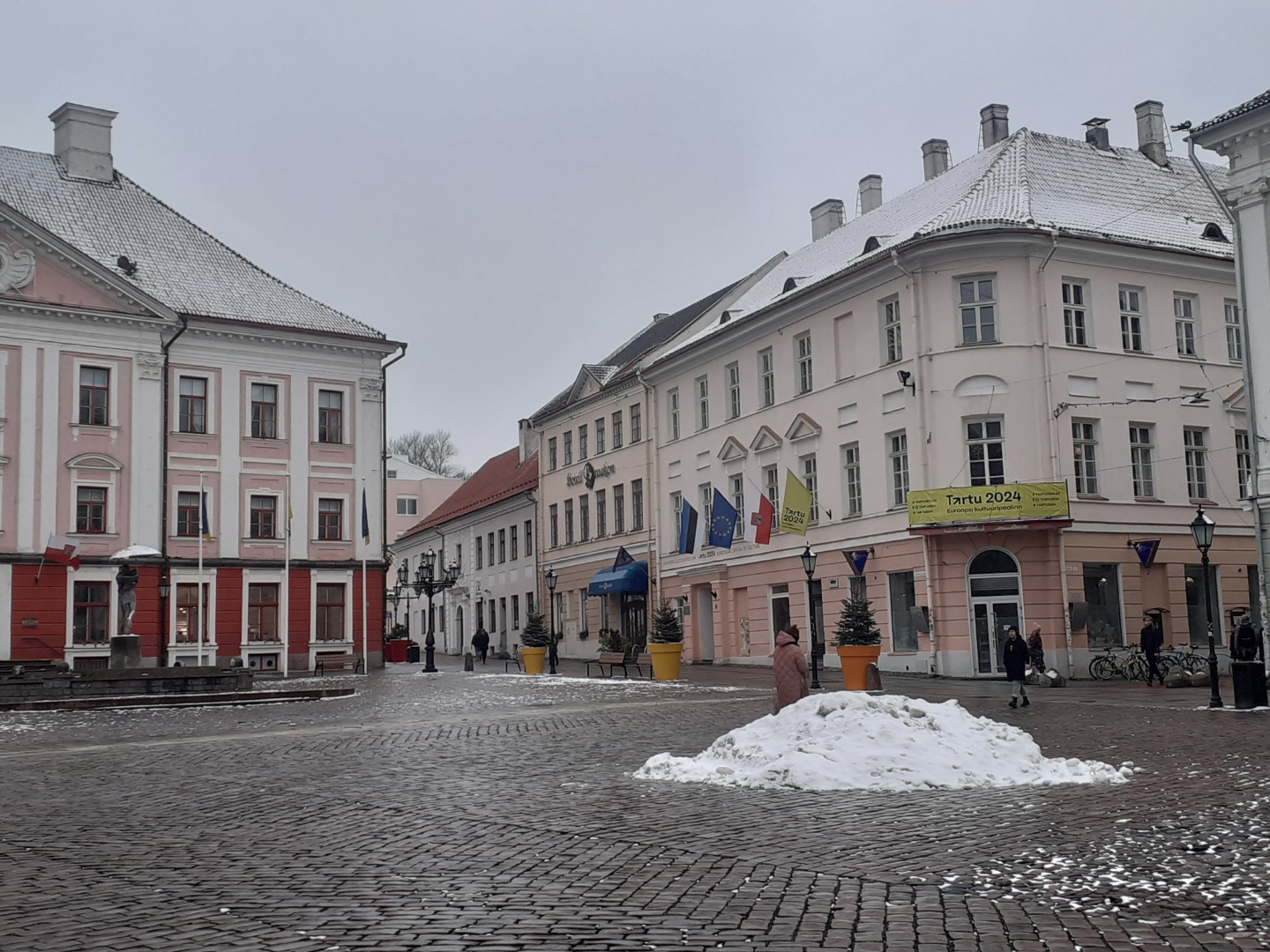 Kaitseliidu Tartu maleva ratsaeskadron paraadil Tartu Raekoja platsil, taustal raekoda rephoto