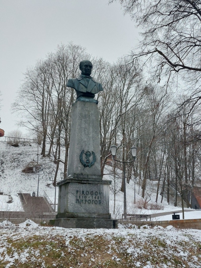Aladeemik N. Pirogovi mälestussammas. rephoto