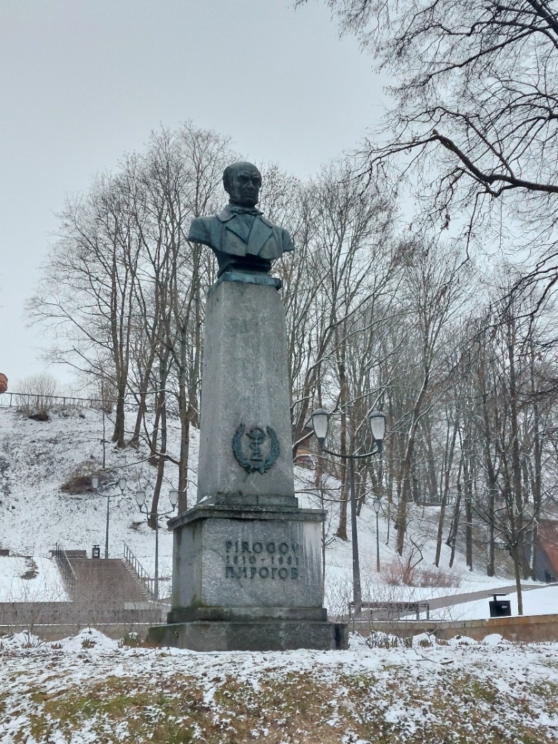 Aladeemik N. Pirogovi mälestussammas. rephoto