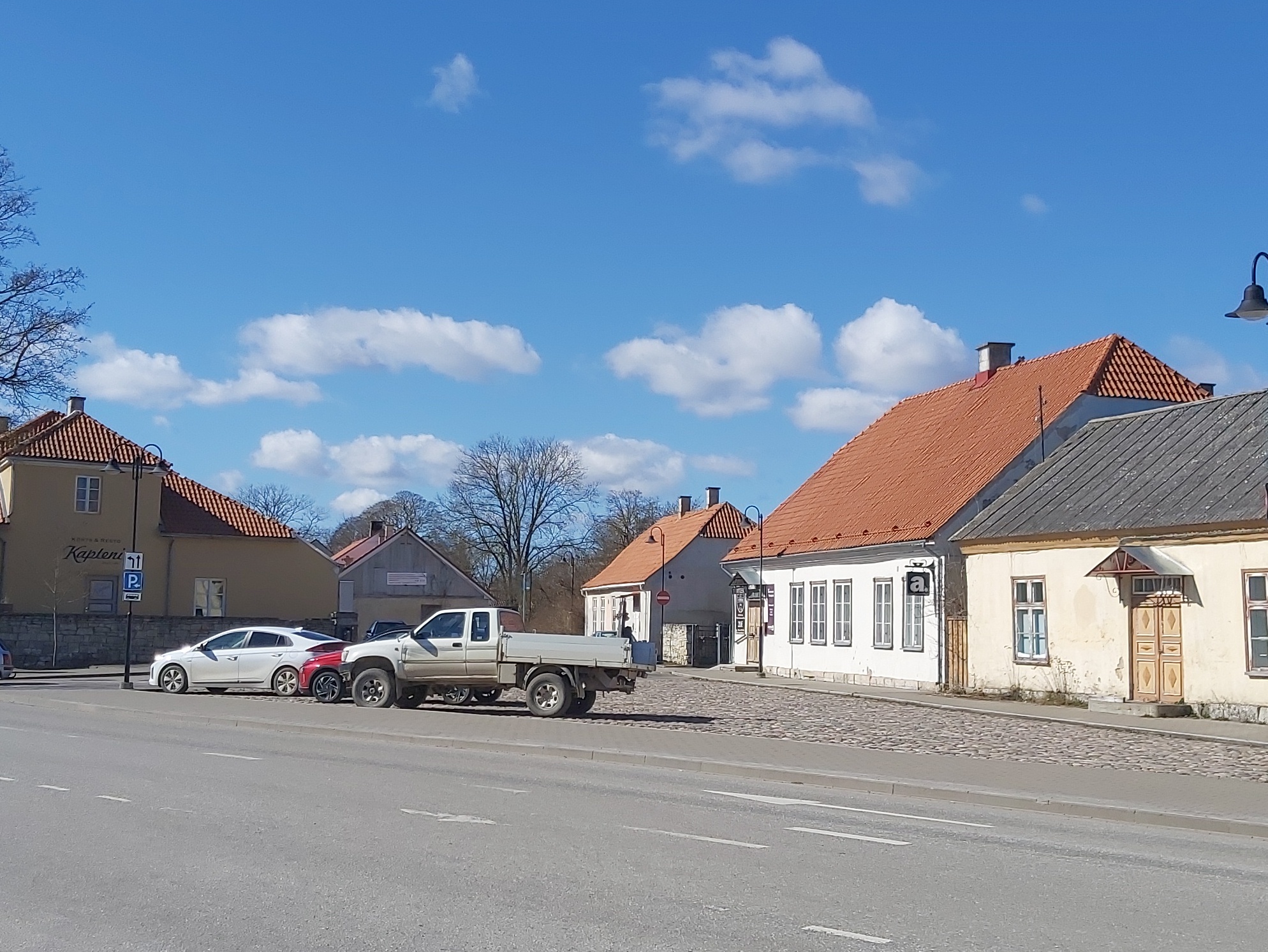 Bussid peatuses Kuressaares Tallinna 23 ees rephoto