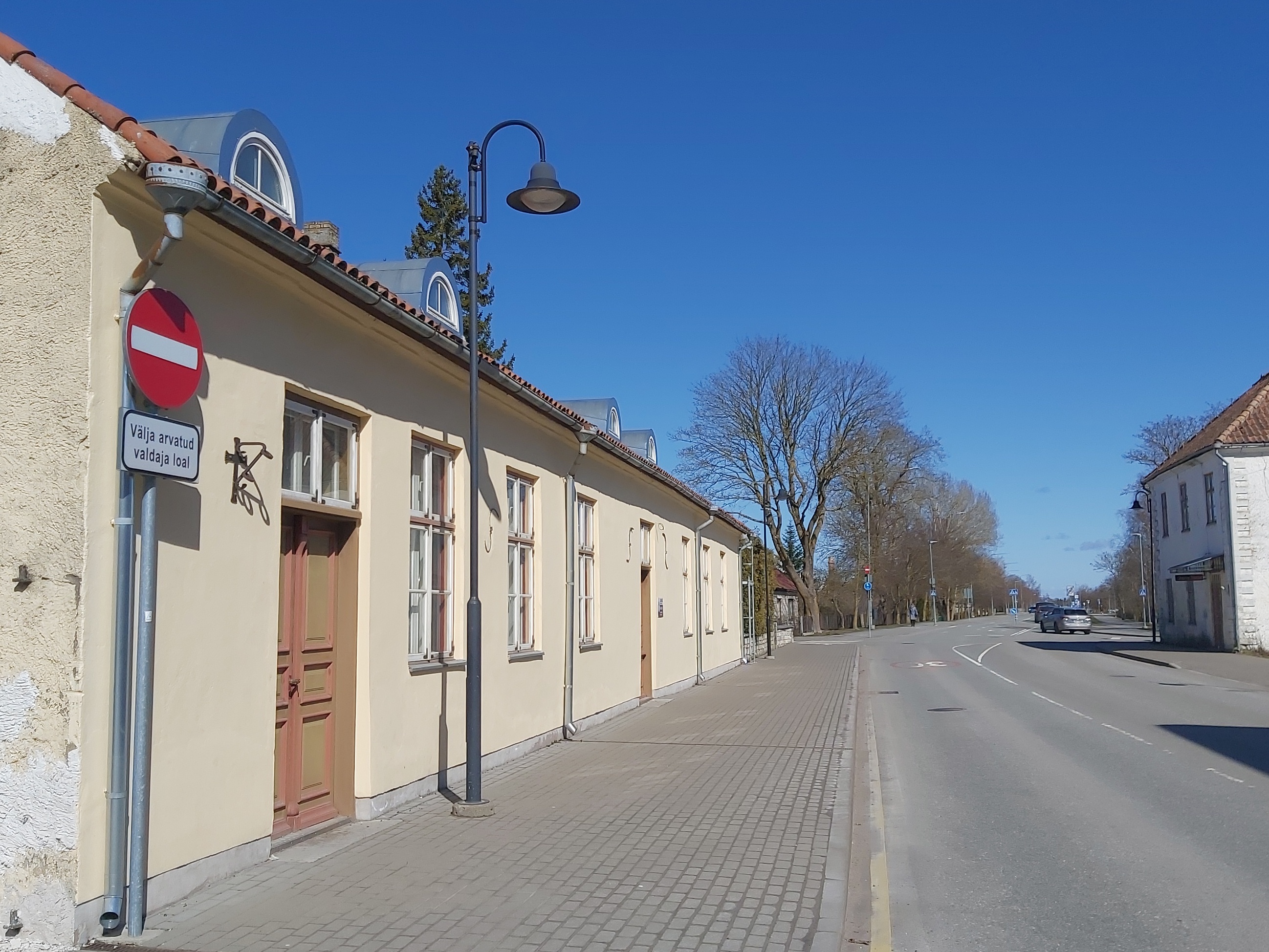 Vaade A.Järve kaupluse juurest (Tallinna t. 26) Kuivastu maanteele. rephoto