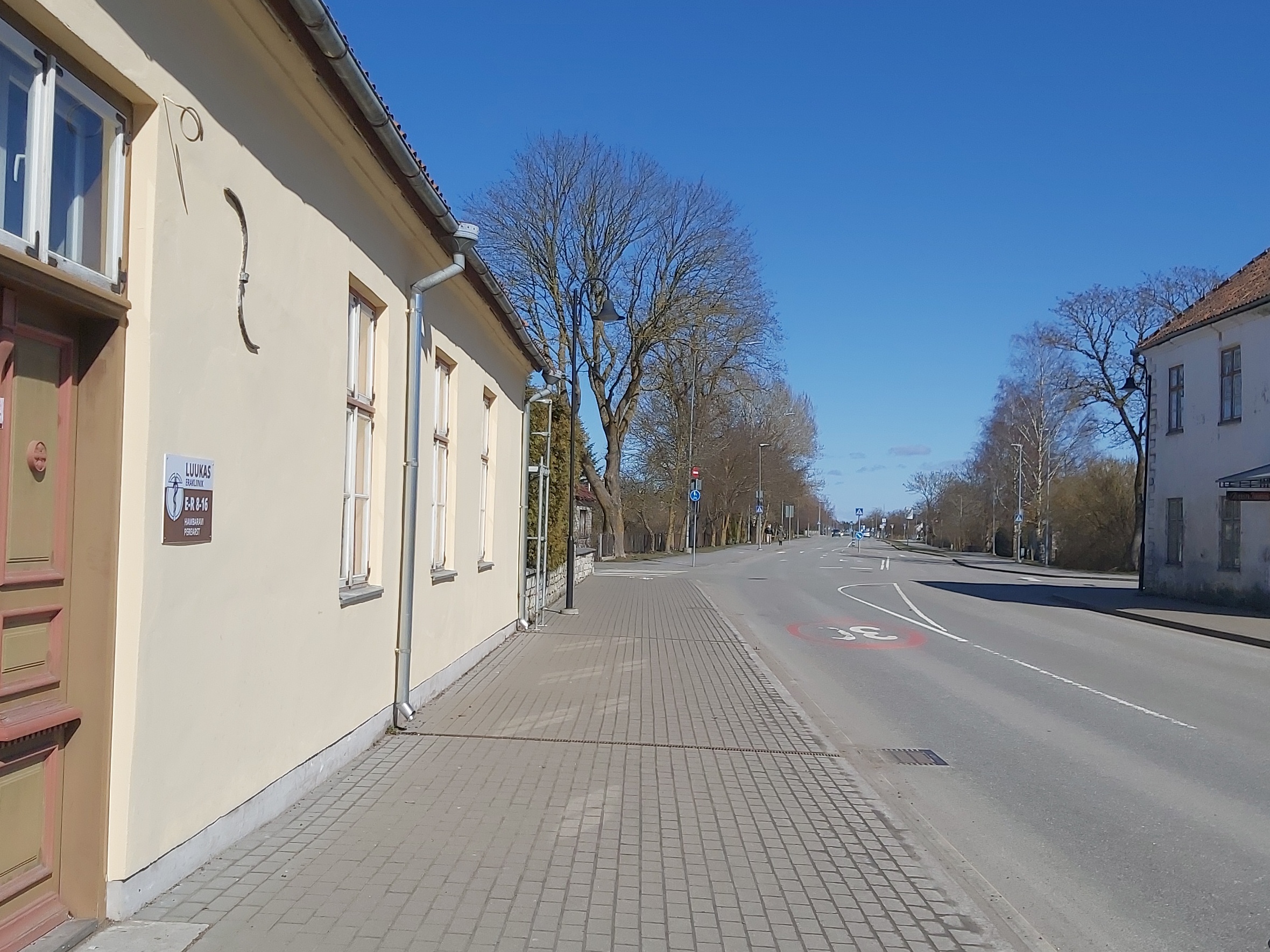 Mees jalgrattaga Kuressaares Tallinna tänaval, taamal veel inimesi ratastega rephoto