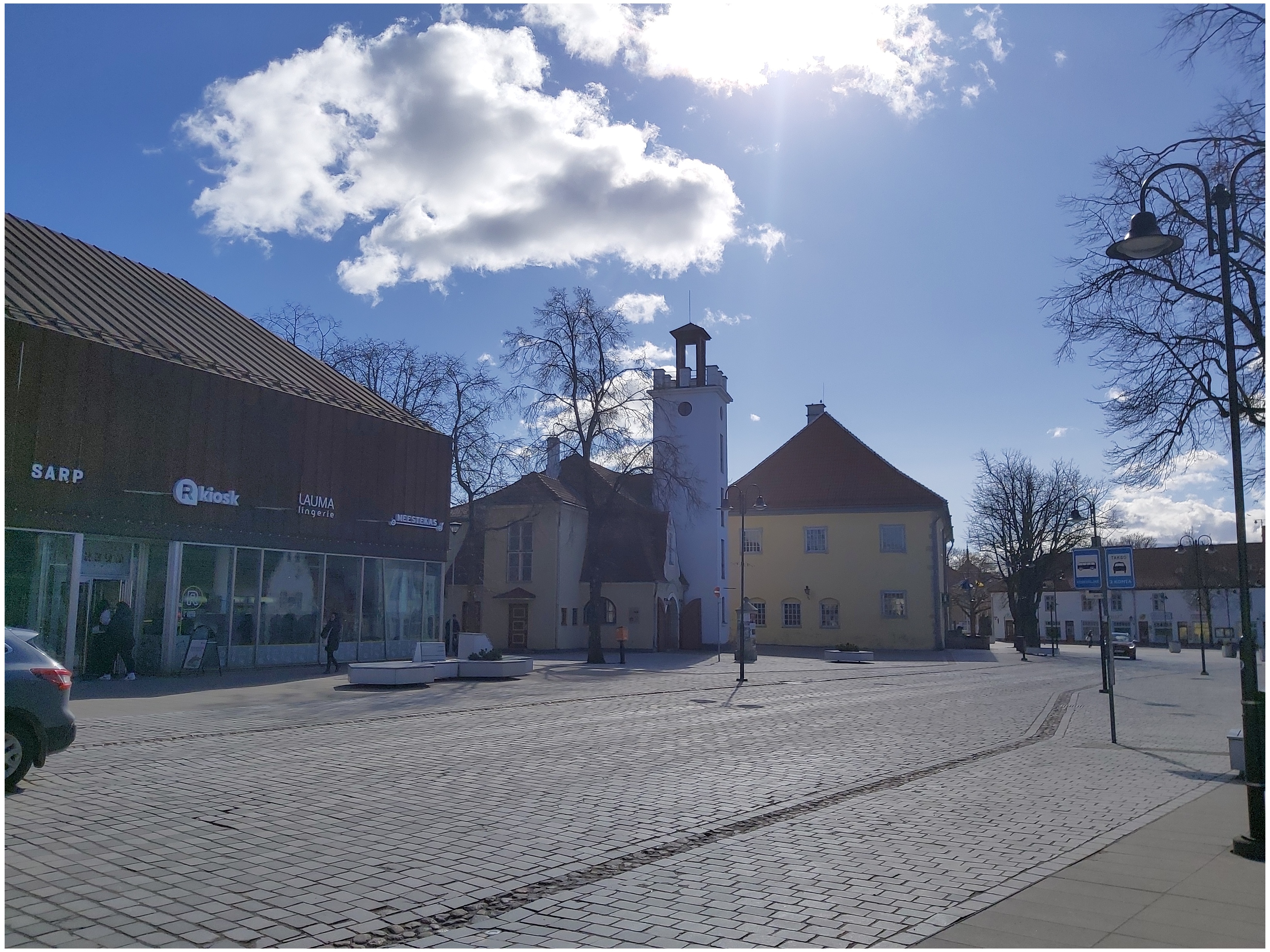 Vaade Kuressaare Raekojale ja turuplatsile rephoto