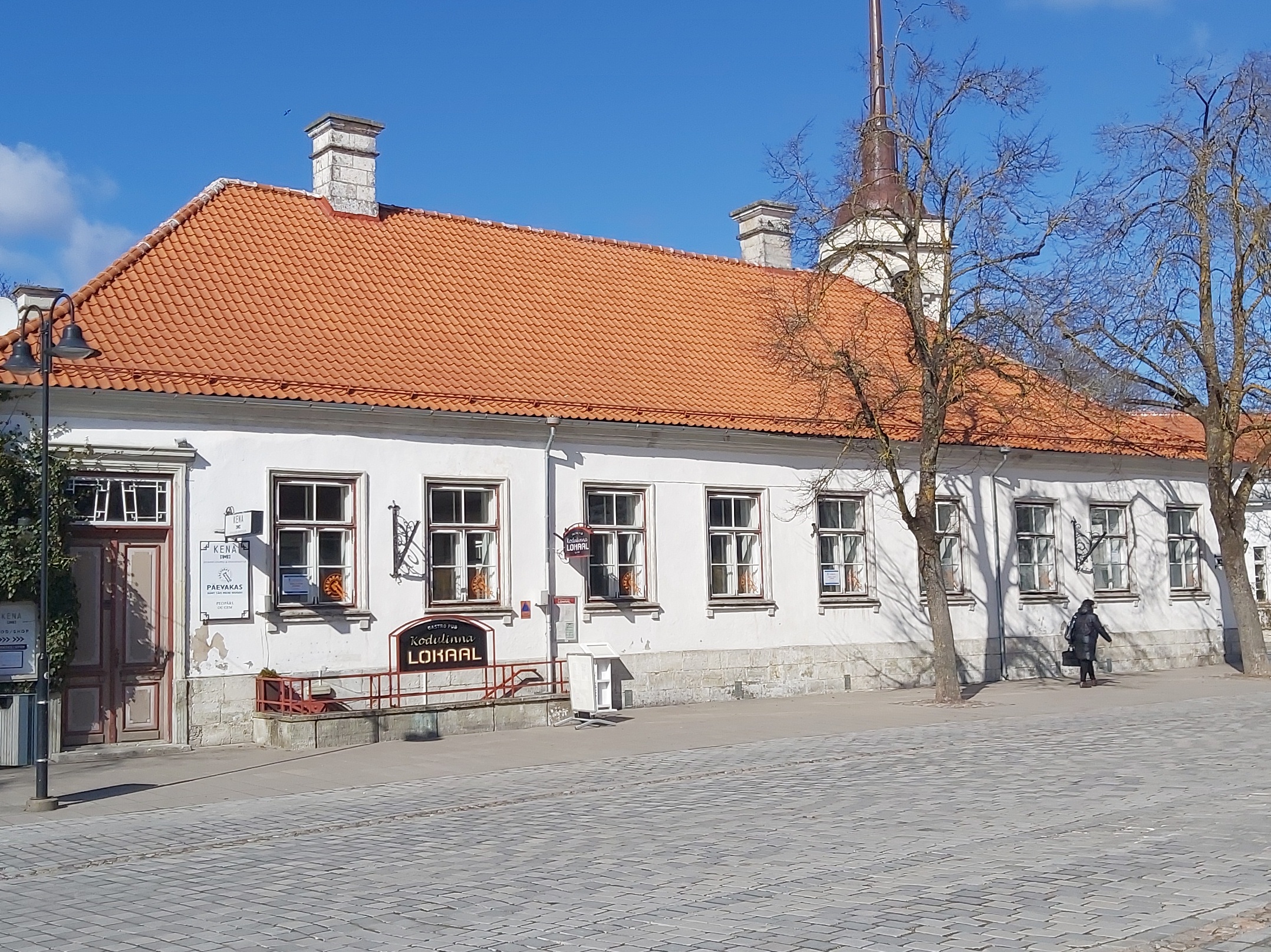 Kuressaare postkontor, taga paremal Laurentsiuse kirik. rephoto