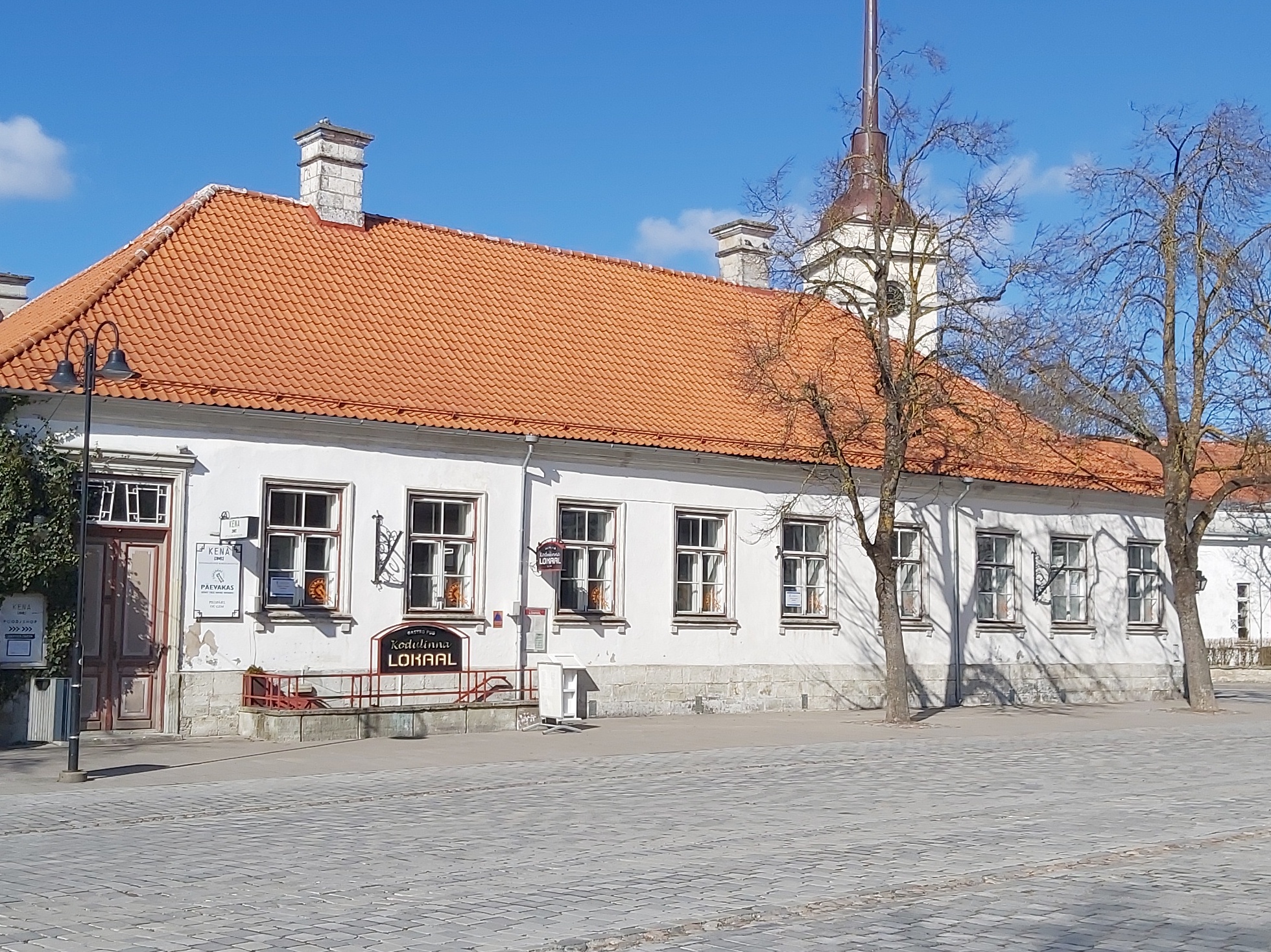 Kuressaare postkontor, taga paremal Laurentsiuse kirik. rephoto