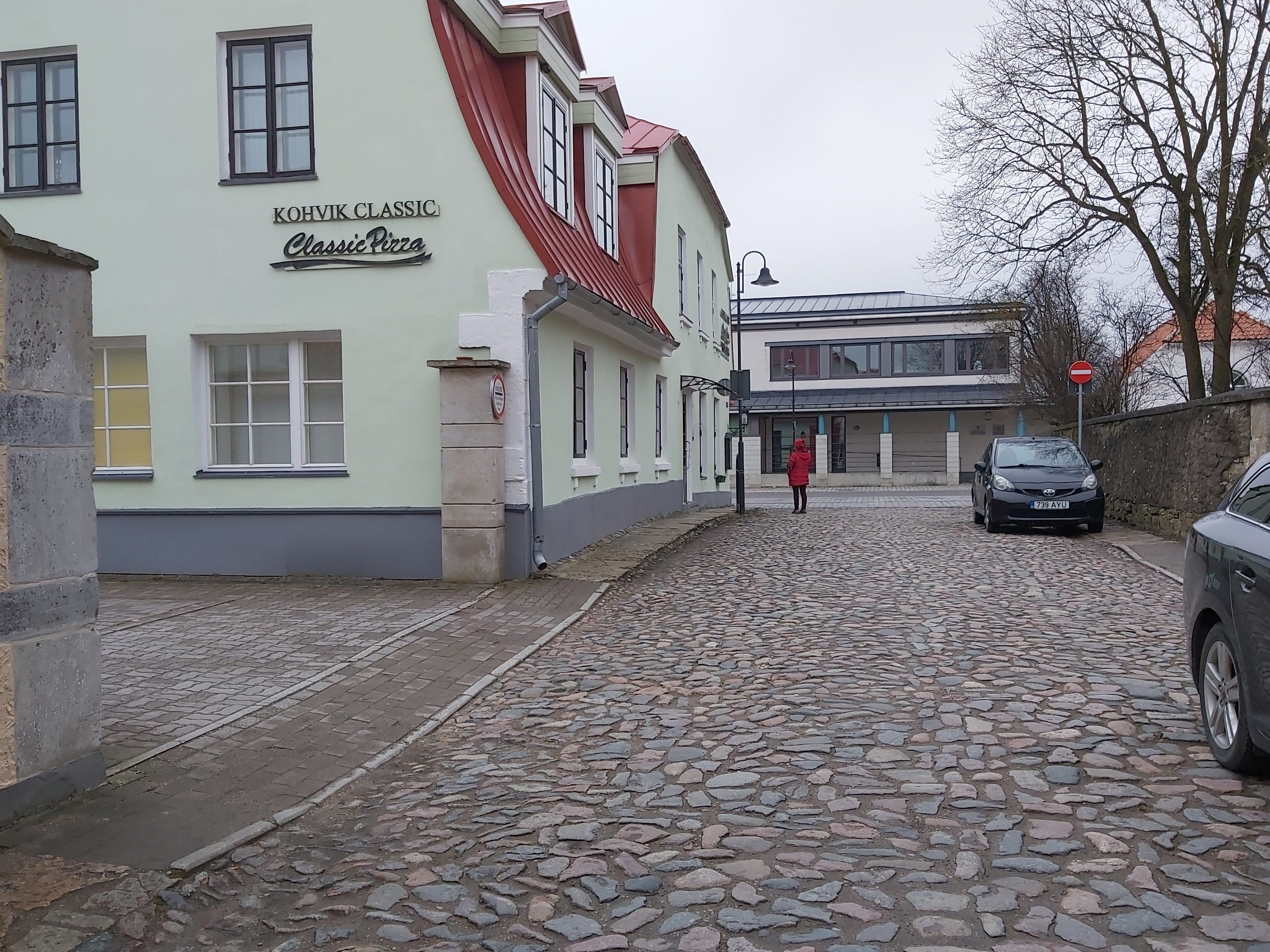 Eduard Tamburi ja Aleksei Olli töökojas "Mehaanik" veoauto "Chevrolet" baasil valmistet tuletõrjerauto. rephoto