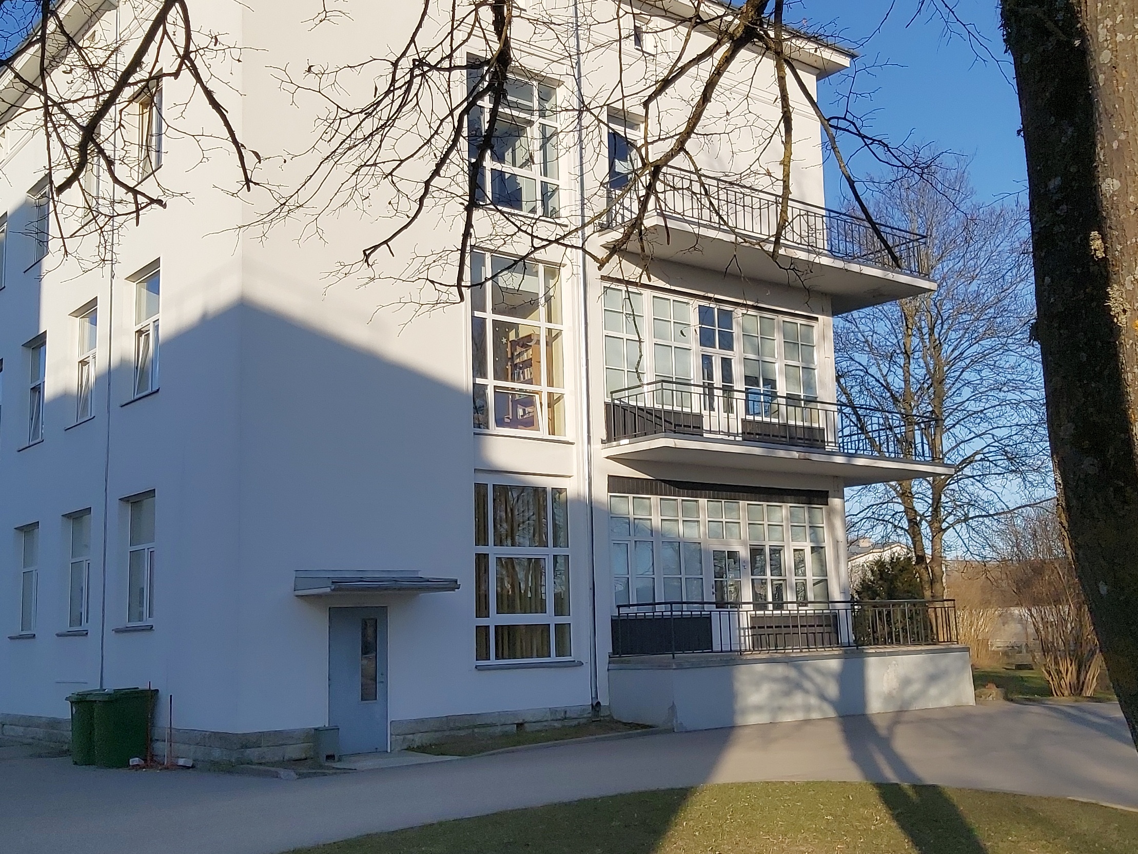 Kingissepa rajooni Keskhaigla töötajate kollektiivse tööga valminud tenniseväljak haigla territooriumil rephoto