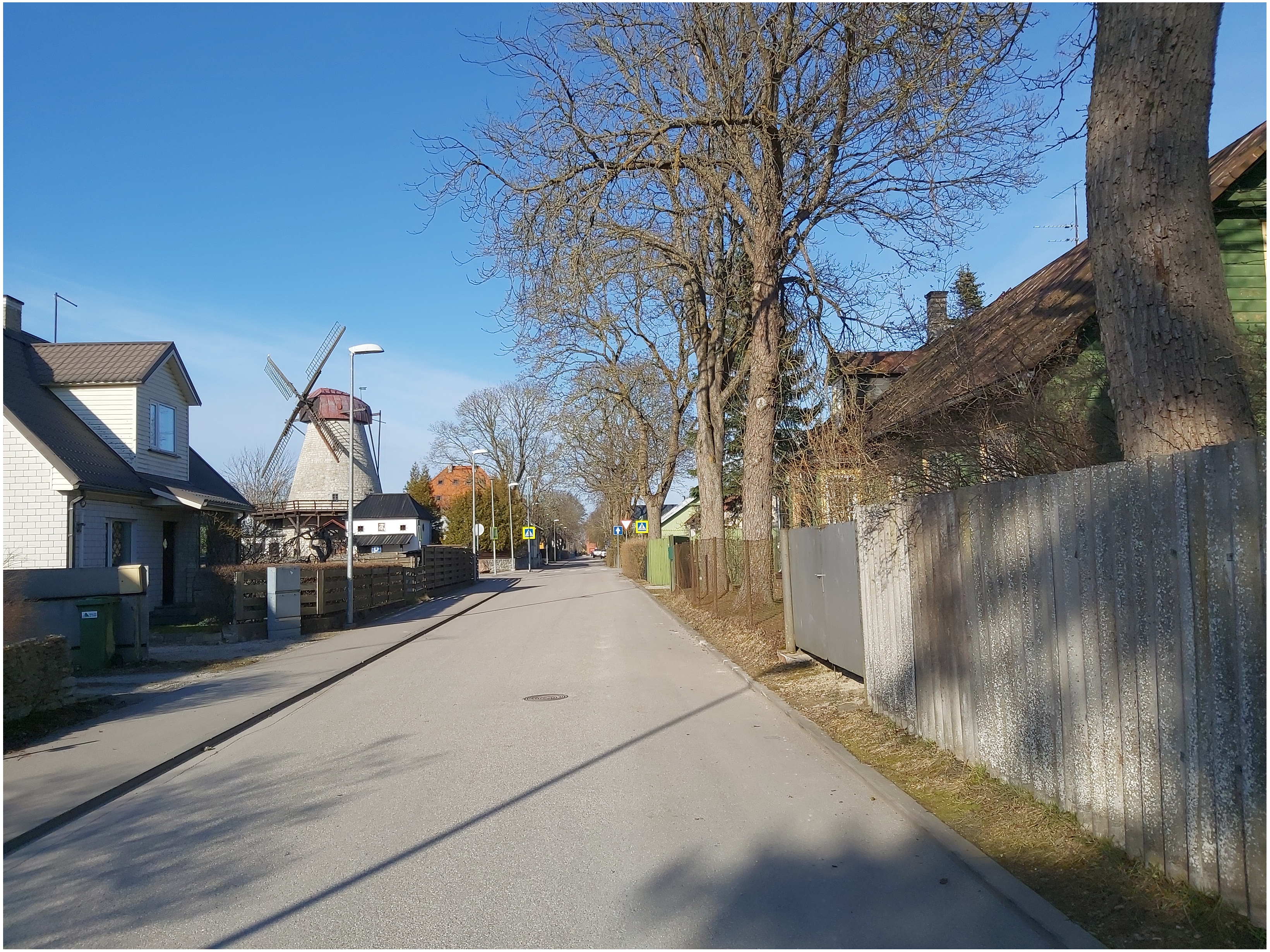 Pärnu tänav Kuressaares, tänava ääres hollandi tüüpi tuulik. rephoto