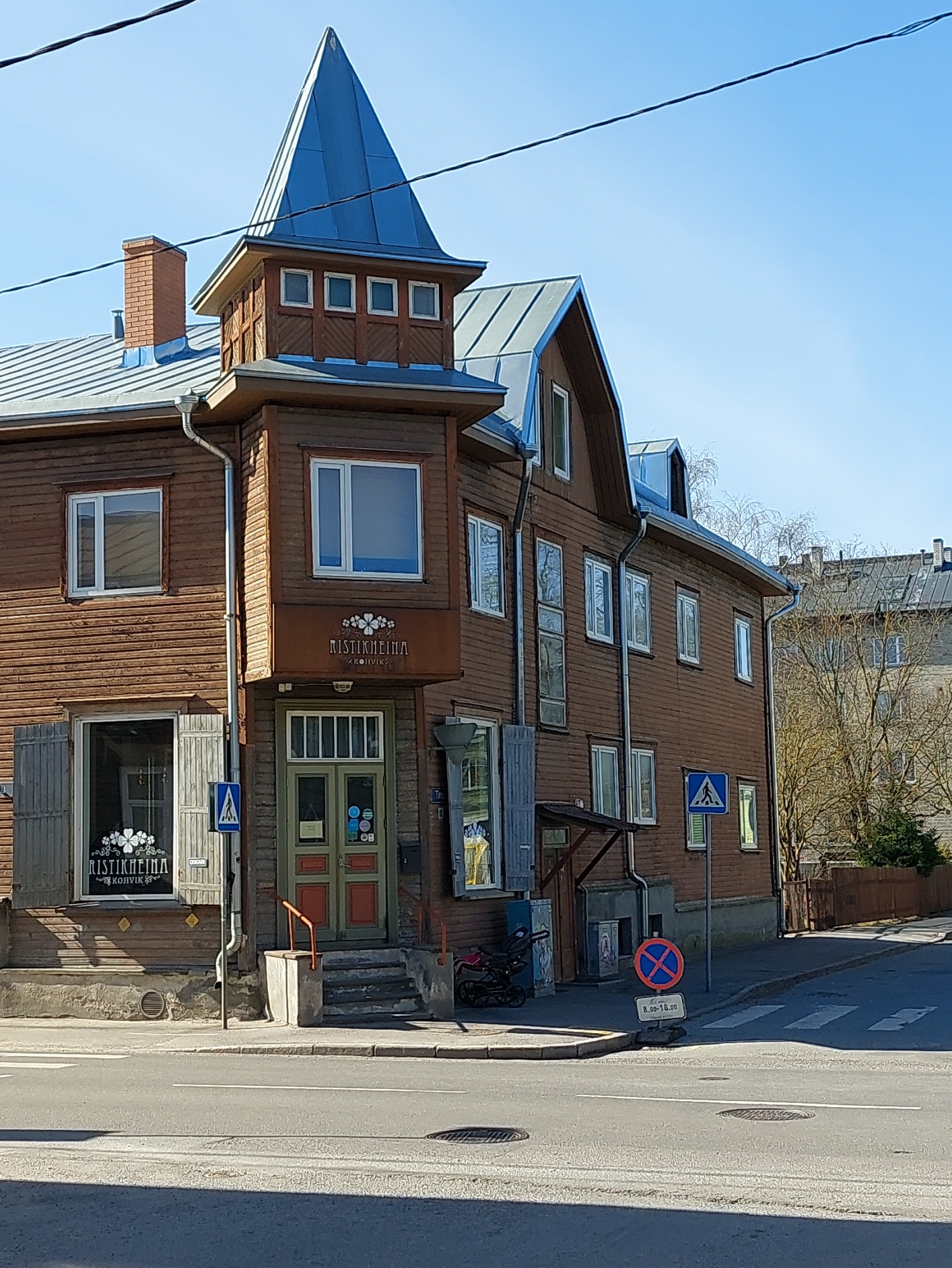 Korterelamu Tallinnas Timuti tn, vaade hoone nurgaosale. Arhitekt Voldemar Lender, j/e Aleksander Bürger rephoto