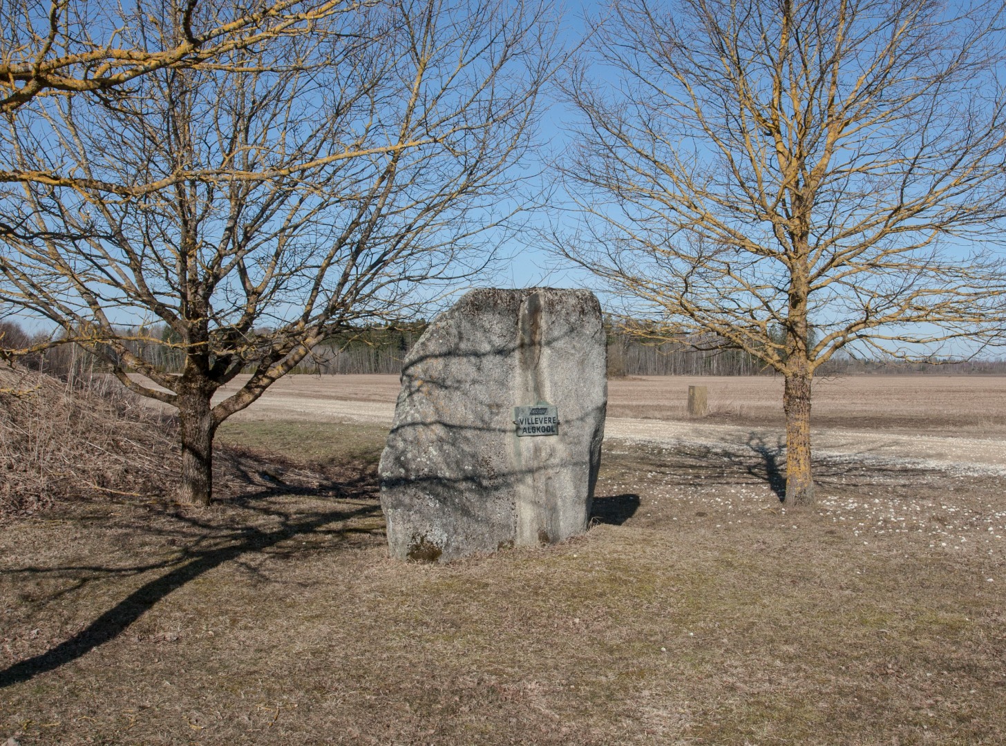 põllukivi mälestustahvliga Villeveres rephoto